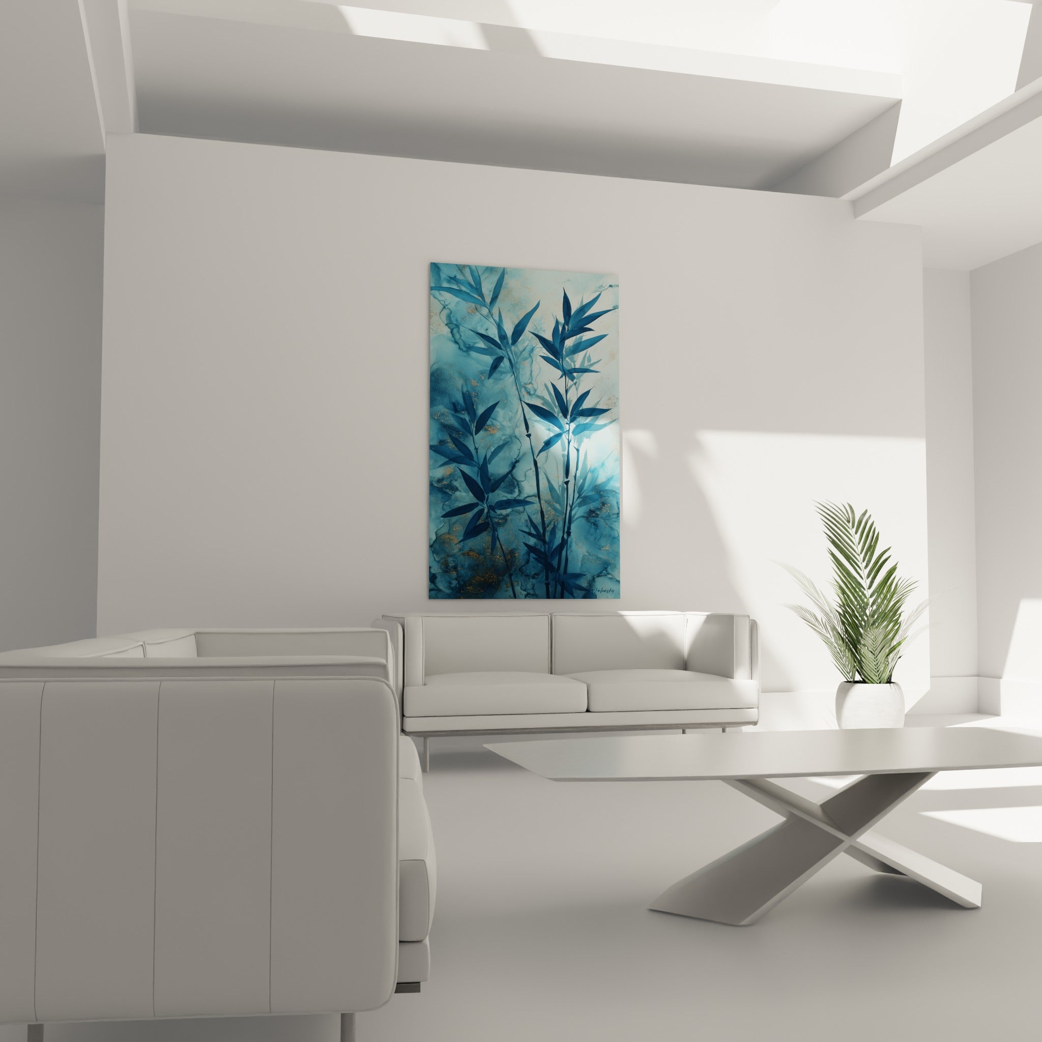 Feuillage de bambou anthracite et touches dorées au-dessus d'un canapé dans un salon lumineux