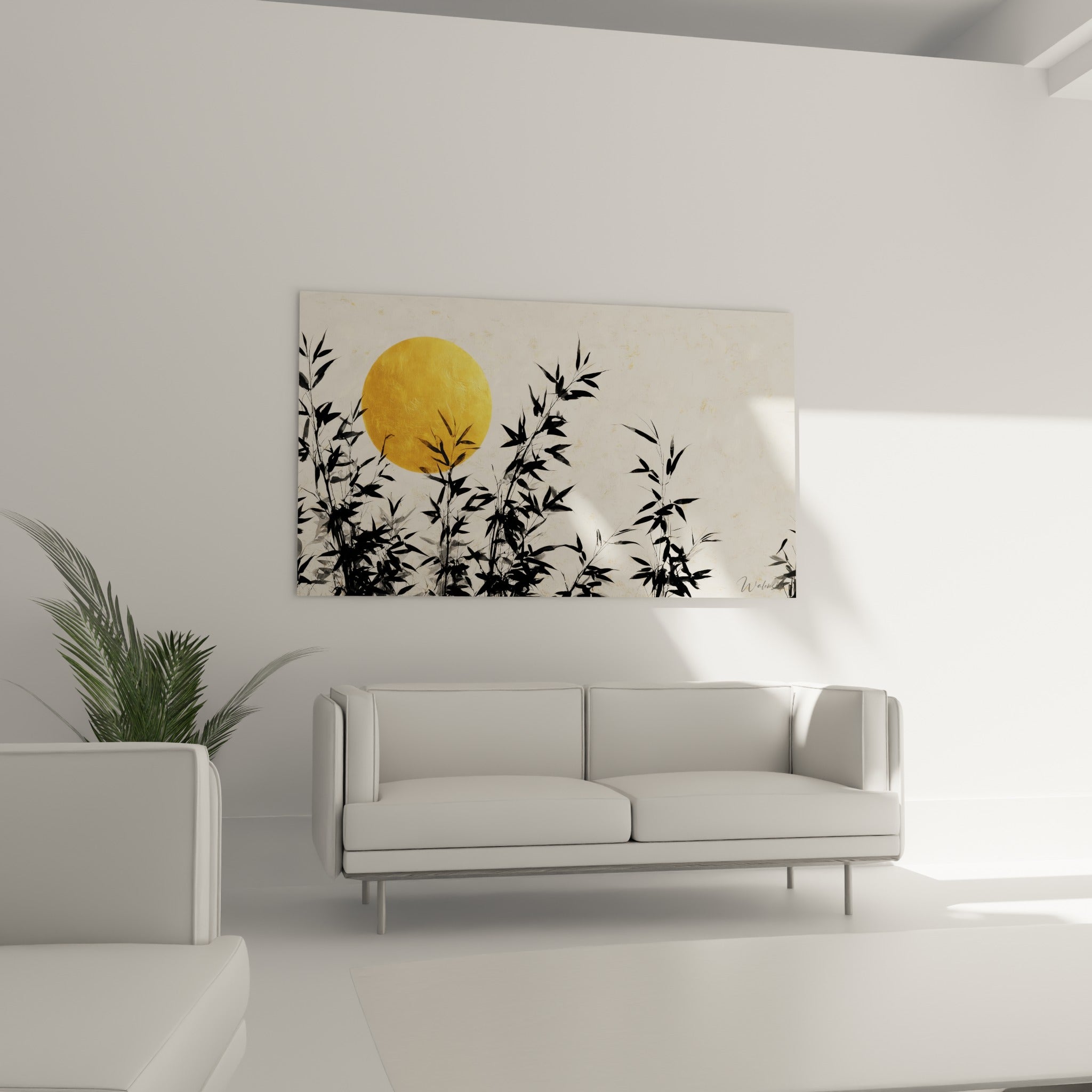 Feuillages sombres et soleil doré en aplat, œuvre suspendue au-dessus d'un canapé dans un salon lumineux