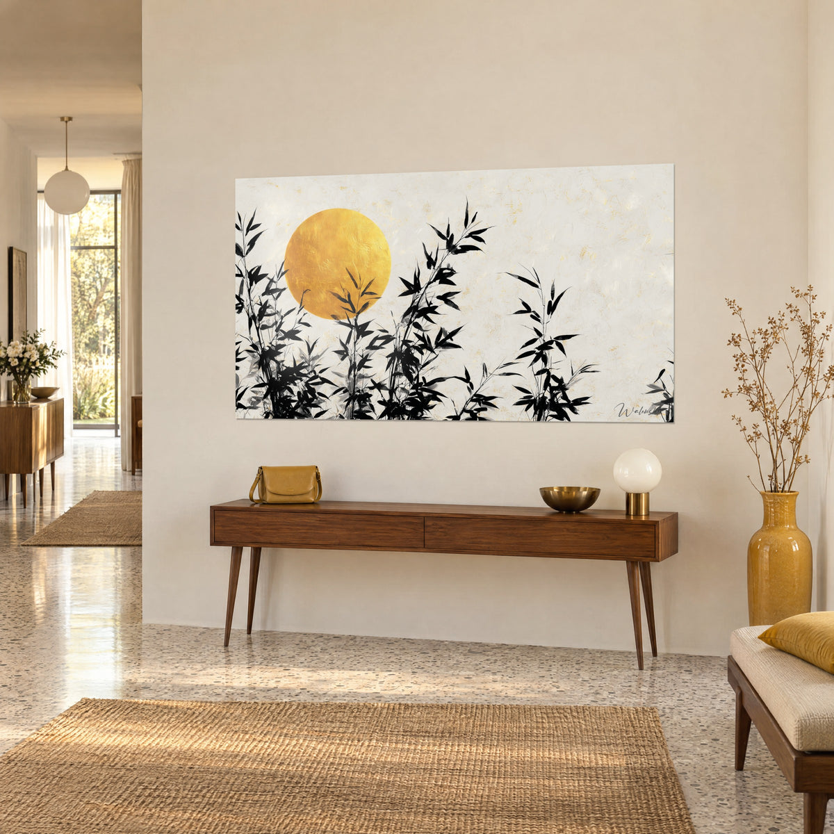 Quadro con luna piena dorata e bambù a inchiostro nero su fondo crema, appeso sopra una consolle in legno di teak, vista di tre quarti