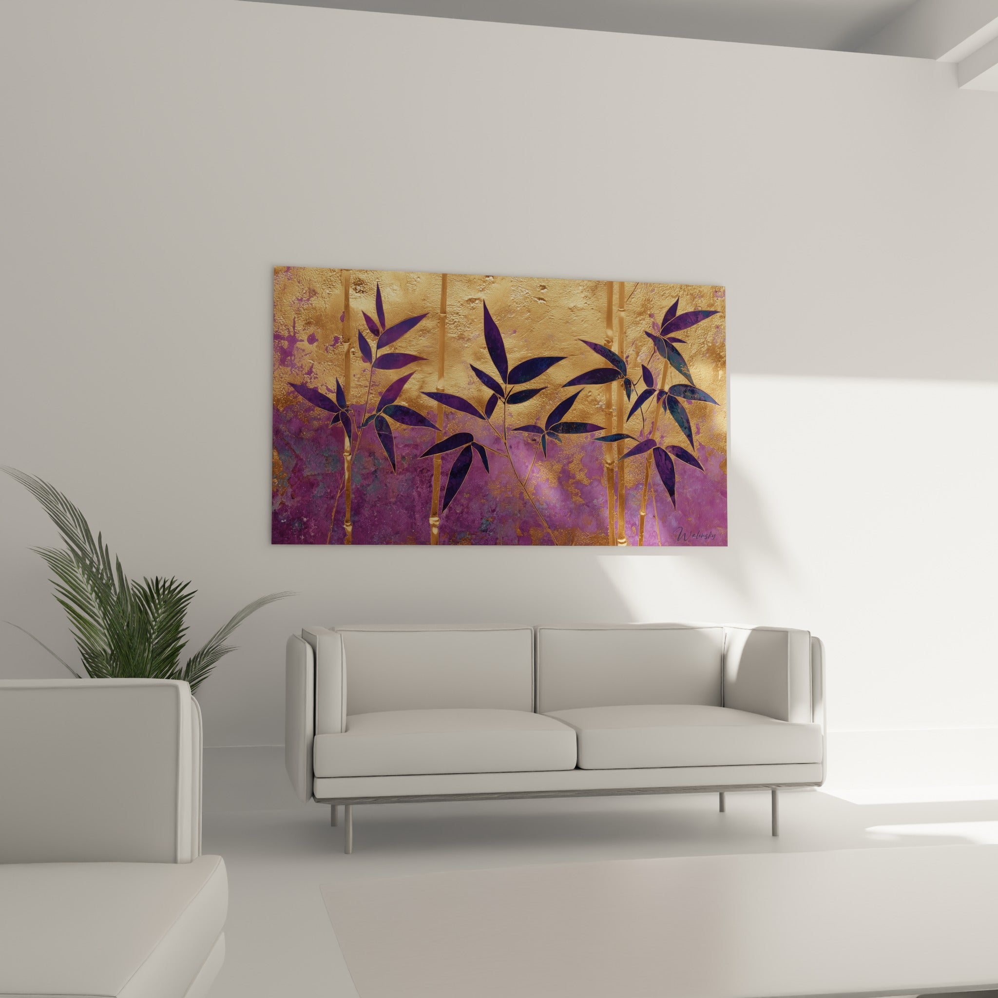 Feuillage de bambou violet et doré surplombant un canapé dans un salon lumineux et épuré