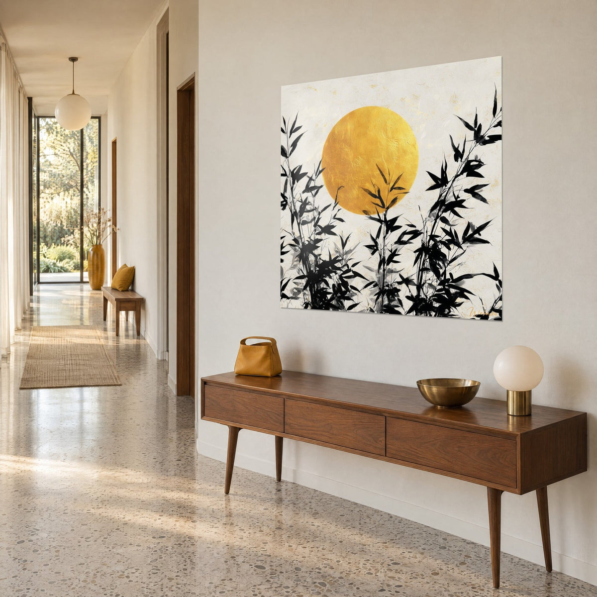 Tableau soleil doré géant derrière des tiges de bambou sombres, fond ivoire, sur un couloir à buffet en noyer et terrazzo clair
