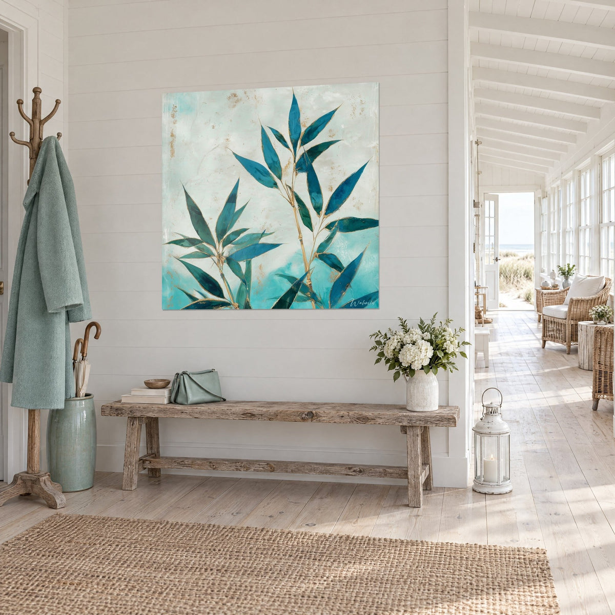Quadro di rami di bambù con foglie blu petrolio contornate d'oro su sfondo bianco crema, ingresso luminoso di una casa sul mare