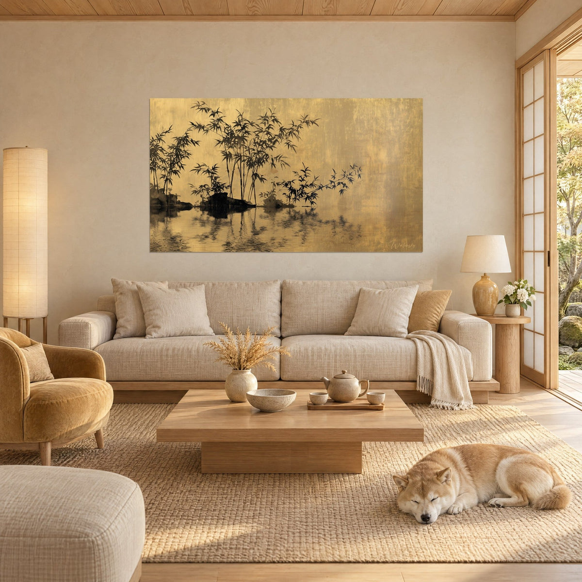 Tableau bambous en silhouette noire sur fond doré et leur reflet dans l'eau, Shiba roux endormi, au-dessus d'un canapé dans un salon lumineux