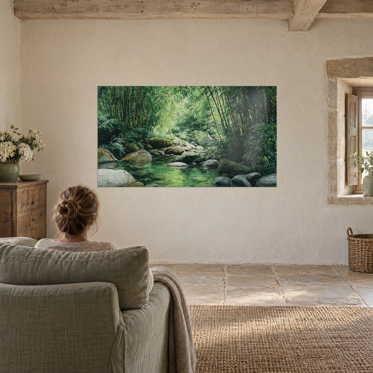 Quadro Guado sassoso sotto una volta di bambù, verde brillante e grigio perla, osservato da una poltrona salvia in un soggiorno in pietra