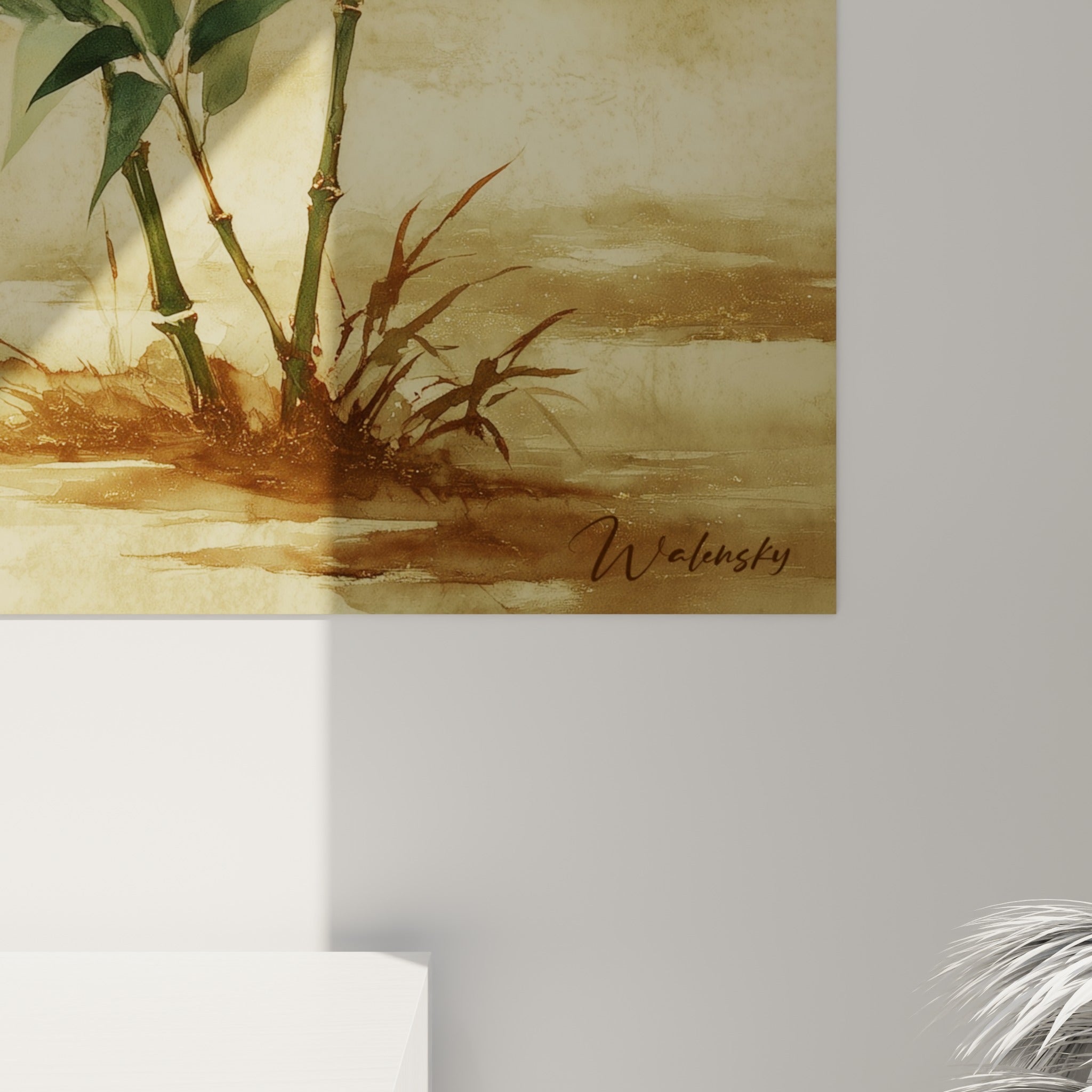 Feuilles de bambou vert et fond beige texturé révèlent les dégradés doux de la peinture