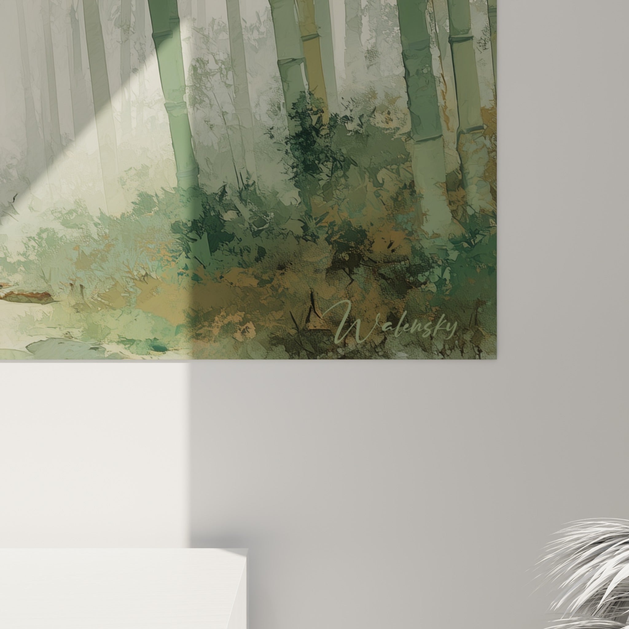 Tiges de bambou peintes en vert sauge et doré avec effet aquarelle et coulures délicates visibles de près
