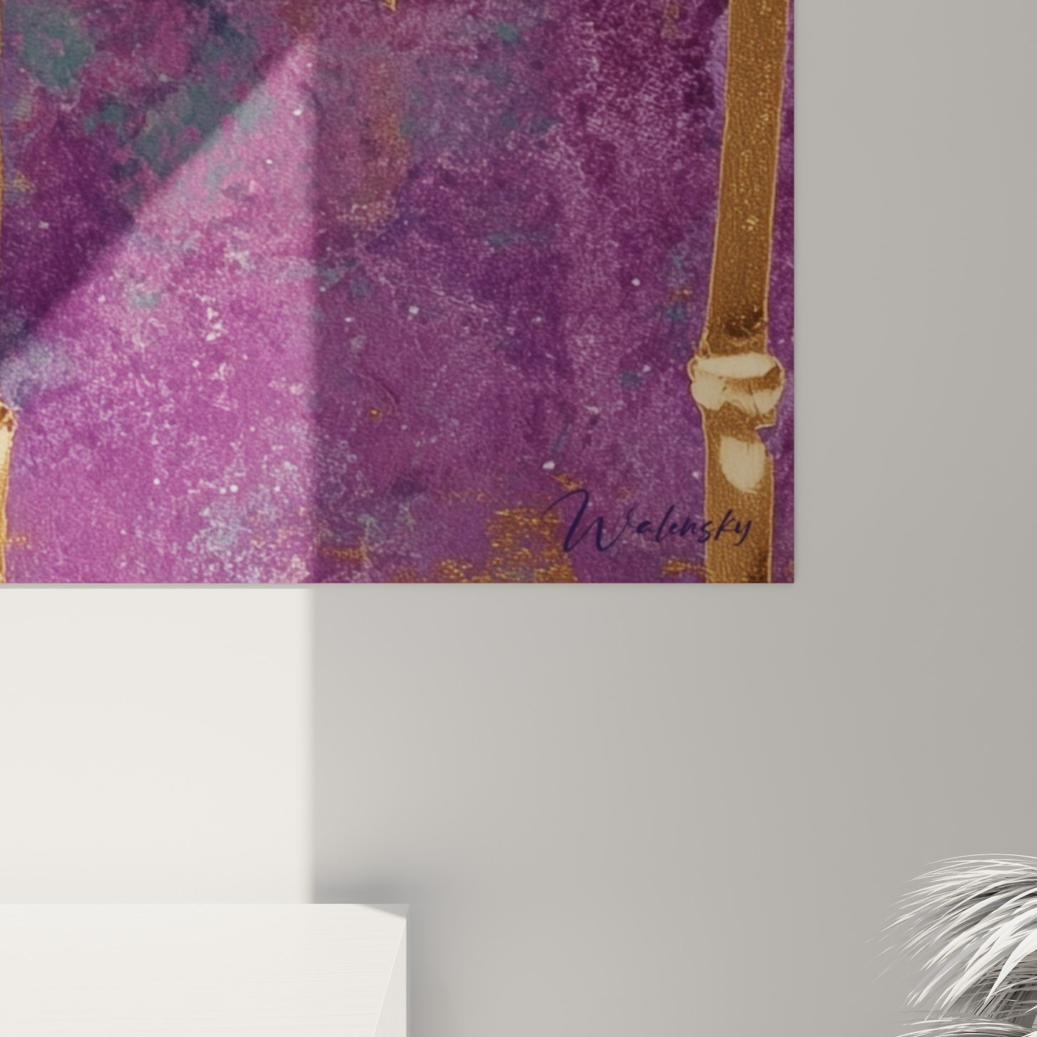 Matière dorée granuleuse et coulures magenta visibles en gros angle sur ce tableau bambou