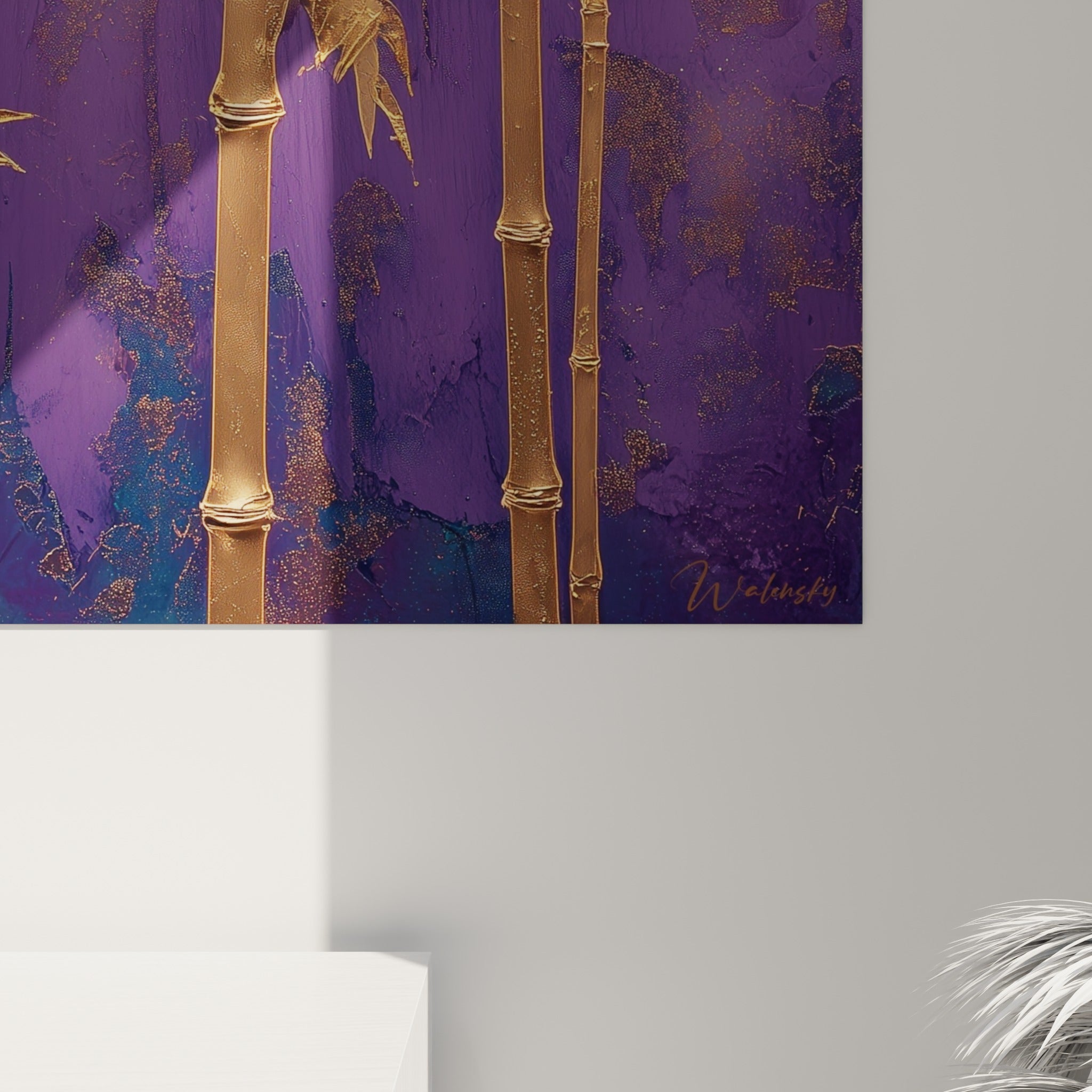 Détail des empâtements dorés du bambou révélant le grain de la matière sur fond violet et bleuté
