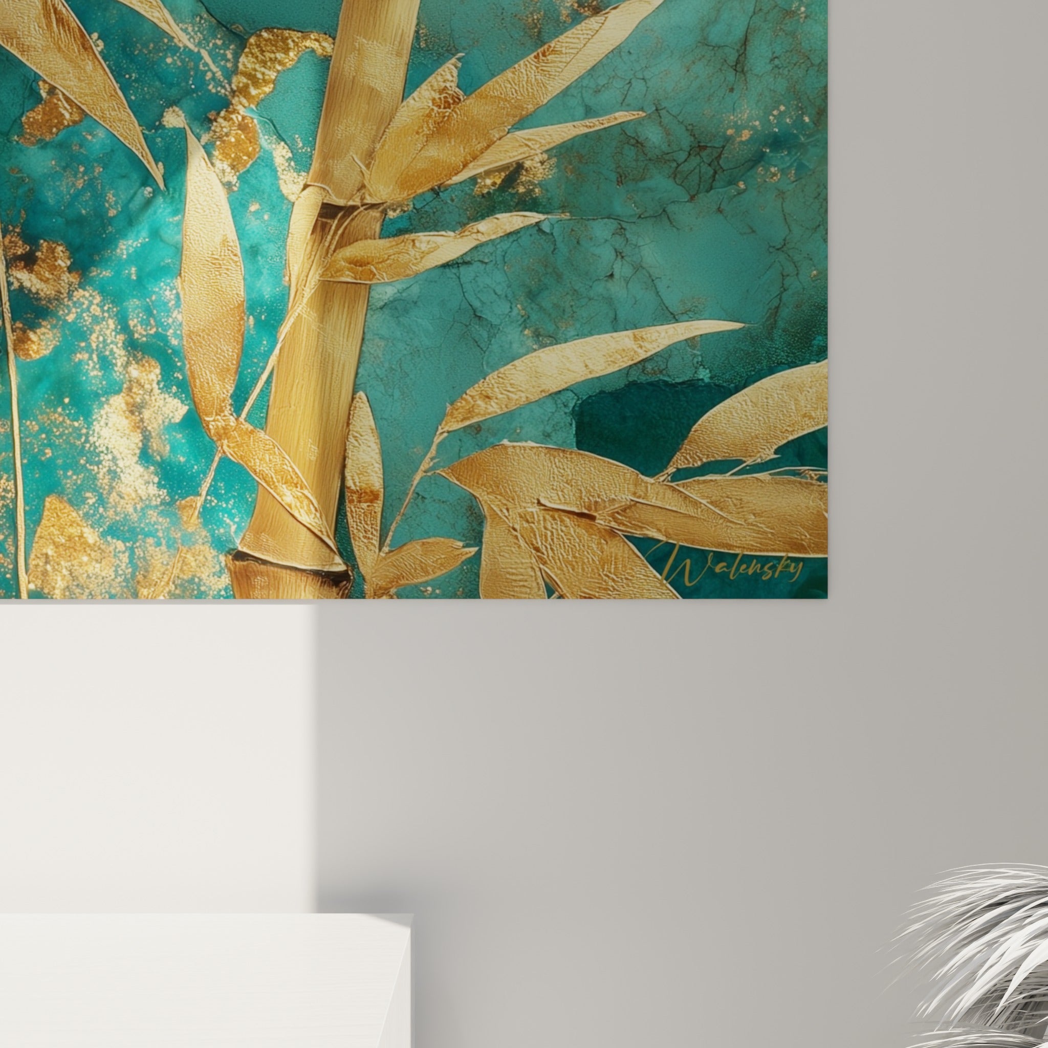 Feuilles de bambou doré au grain texturé, empâtements dorés se détachant sur la pierre turquoise fissurée