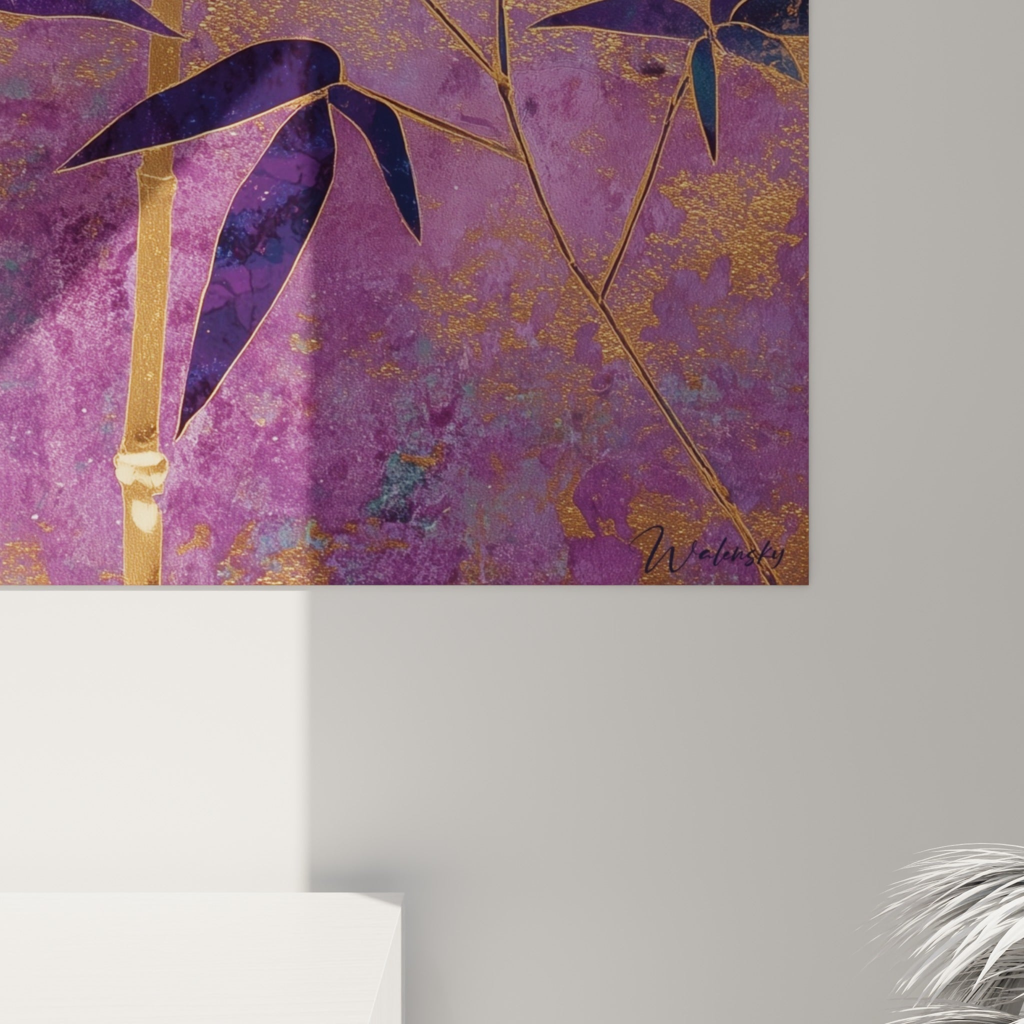 Empâtements dorés et coulures violettes visibles sur la matière texturée du tableau bambou