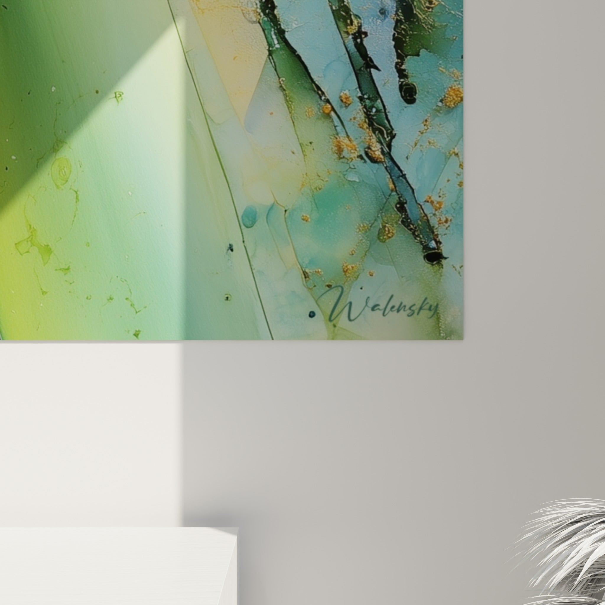 Grain de la toile révélant les pigments dorés et les coulures vertes du bambou en gros plan