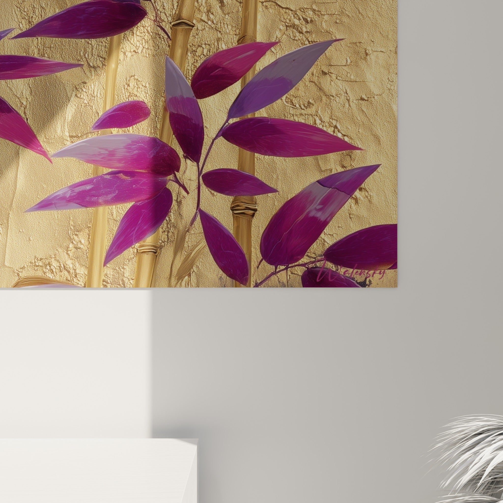 Empâtements pourpres et reflets dorés se touchant sur la surface texturée du tableau bambou