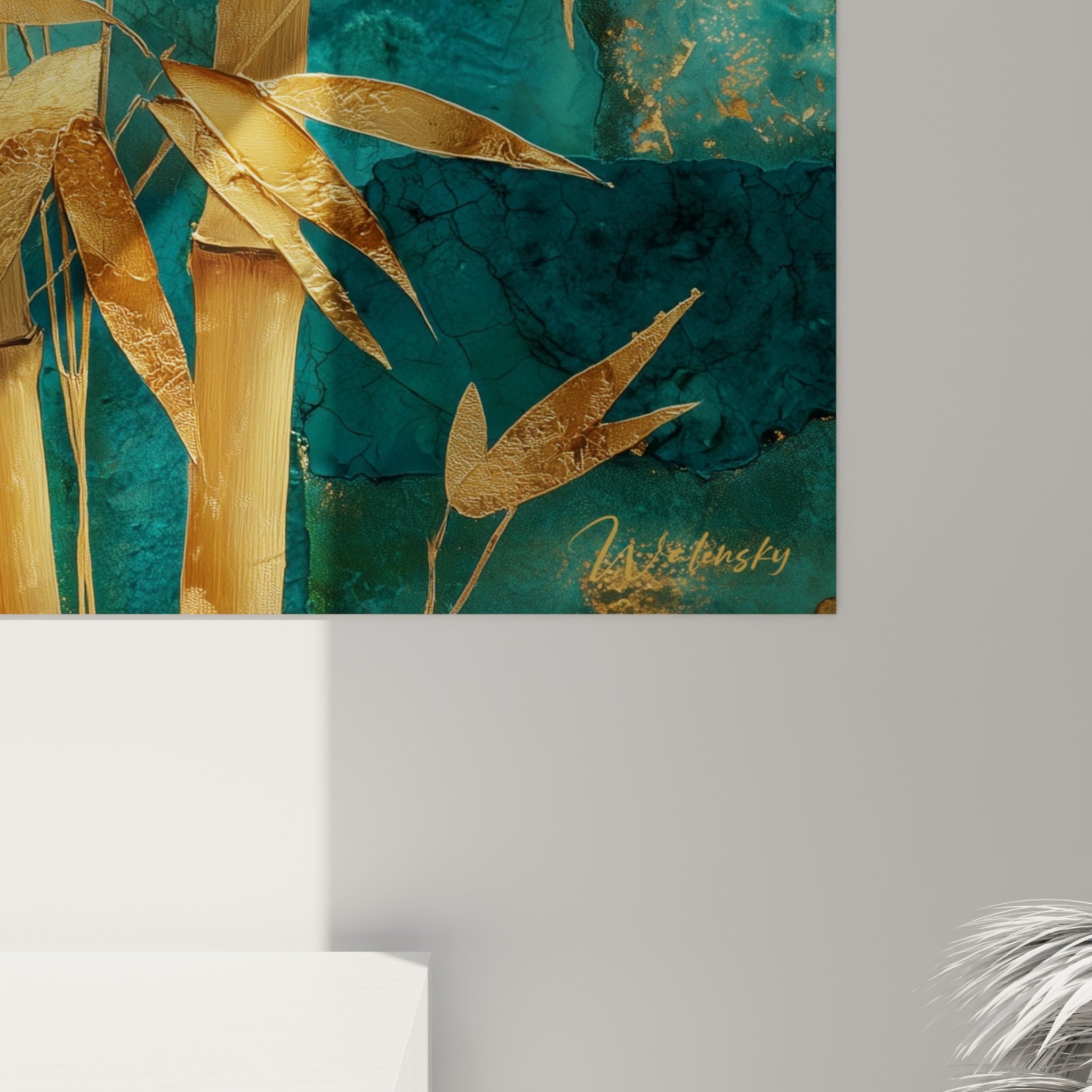 Grain doré et reflets métalliques du bambou se mêlant aux veines turquoise de la pierre peinte
