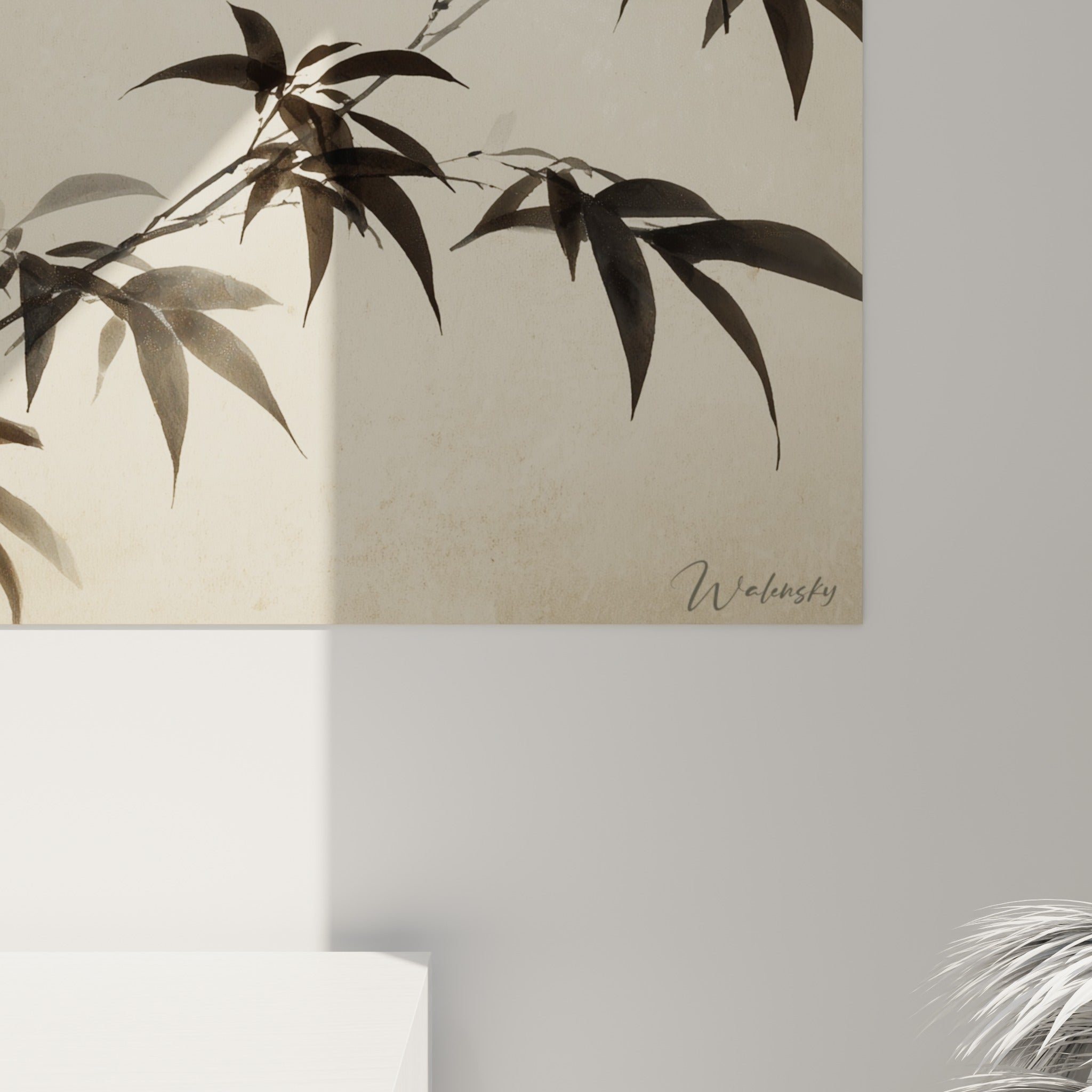 Encre noire du bambou révélant ses empâtements et coulures sur la texture granuleuse du fond ivoire