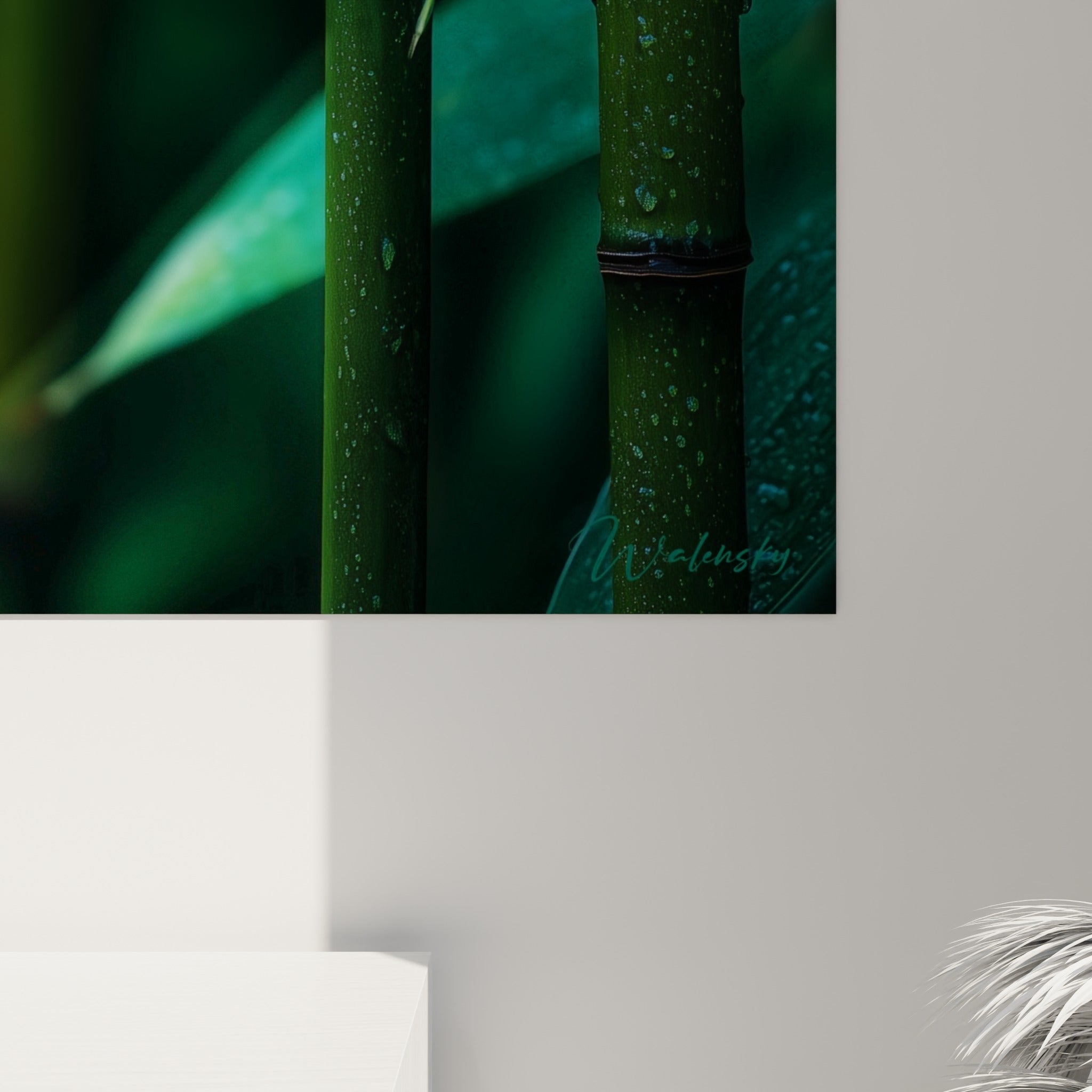 Gouttelettes d'eau nettes sur les feuilles vert émeraude du bambou, texture et grain visibles de près