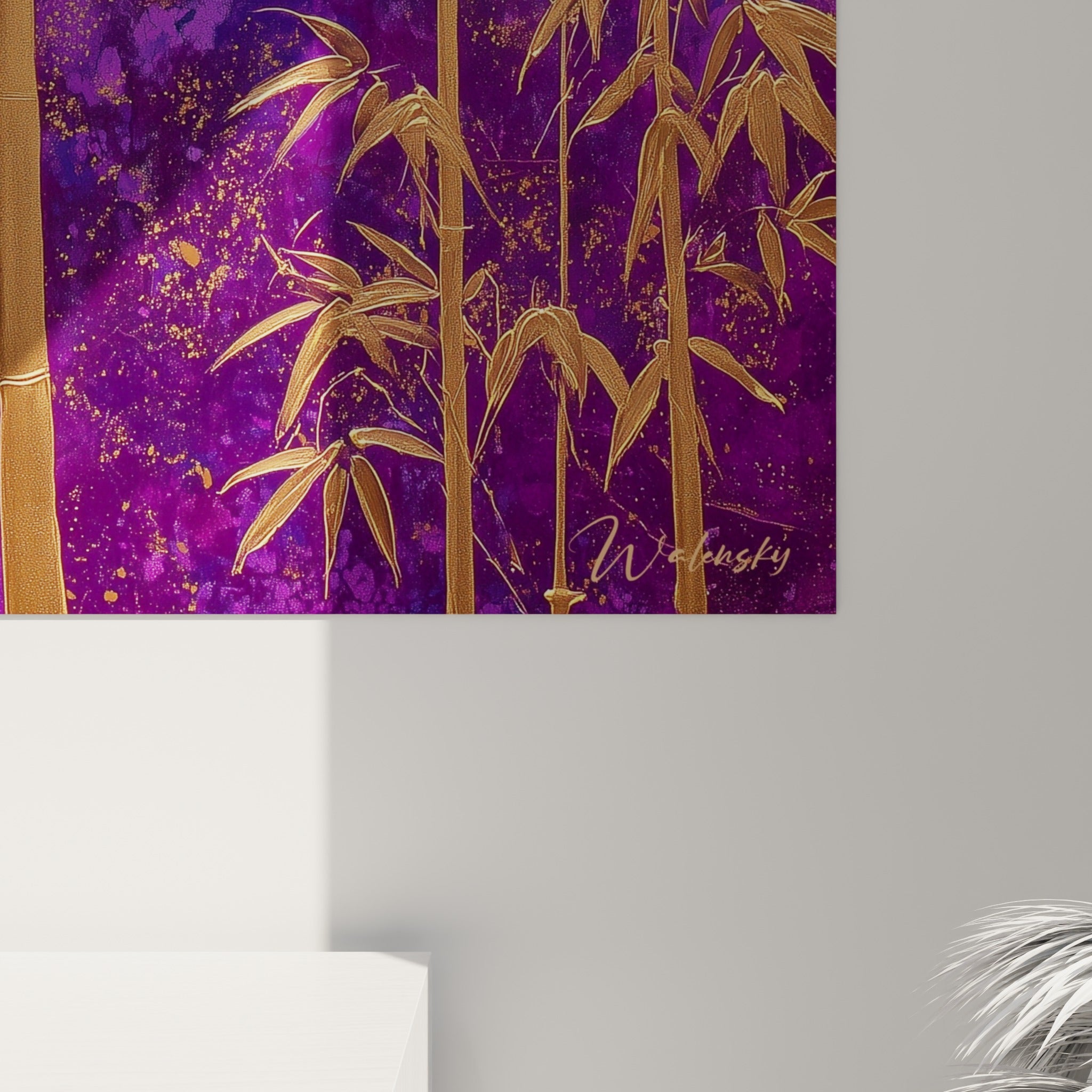 Empâtements dorés et pigments violets se mêlent en gros plan, révélant la texture marbrée de la toile bambou