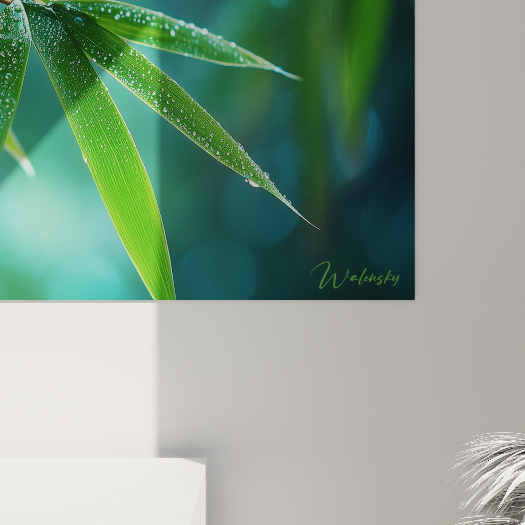 Gouttes d'eau scintillantes sur feuille de bambou verte, texture mate et fines nervures brunes visibles