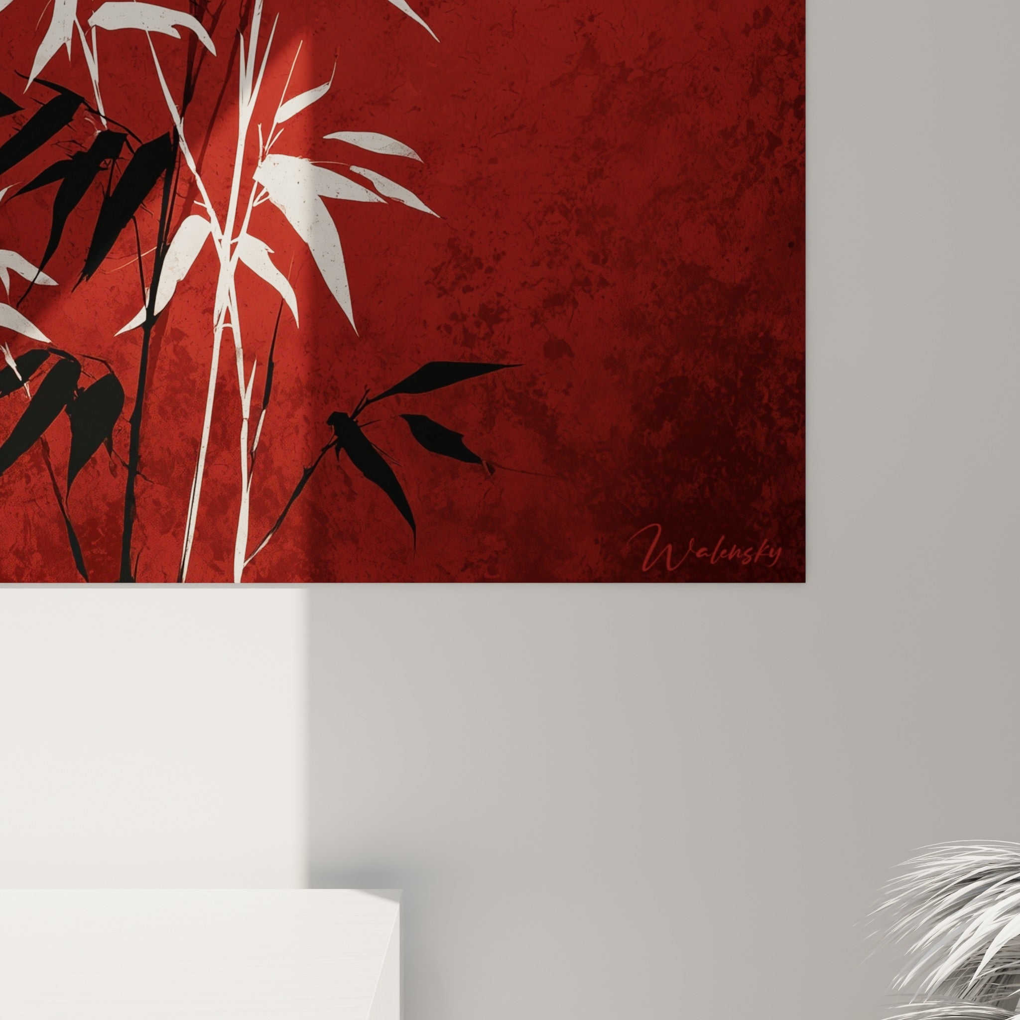 Détail des feuilles blanches et noires du bambou révélant la texture patinée du fond rouge