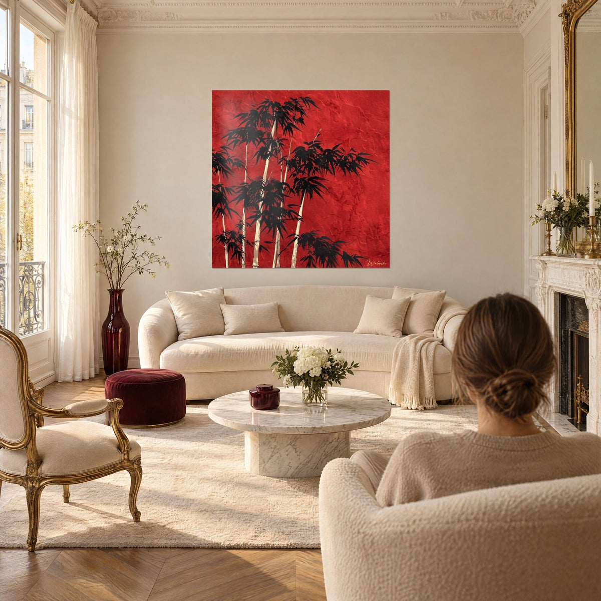 Quadro bambù in silhouette nera su fondo rosso vermiglione, steli color avorio slanciati, sopra un divano in un soggiorno luminoso