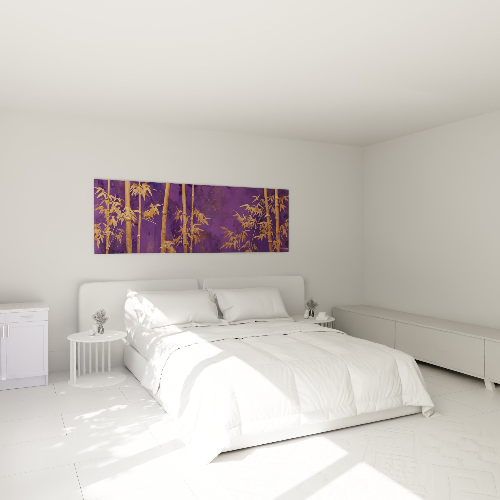 Tiges de bambou dorées et feuillages cuivrés au-dessus d'un lit dans une chambre claire
