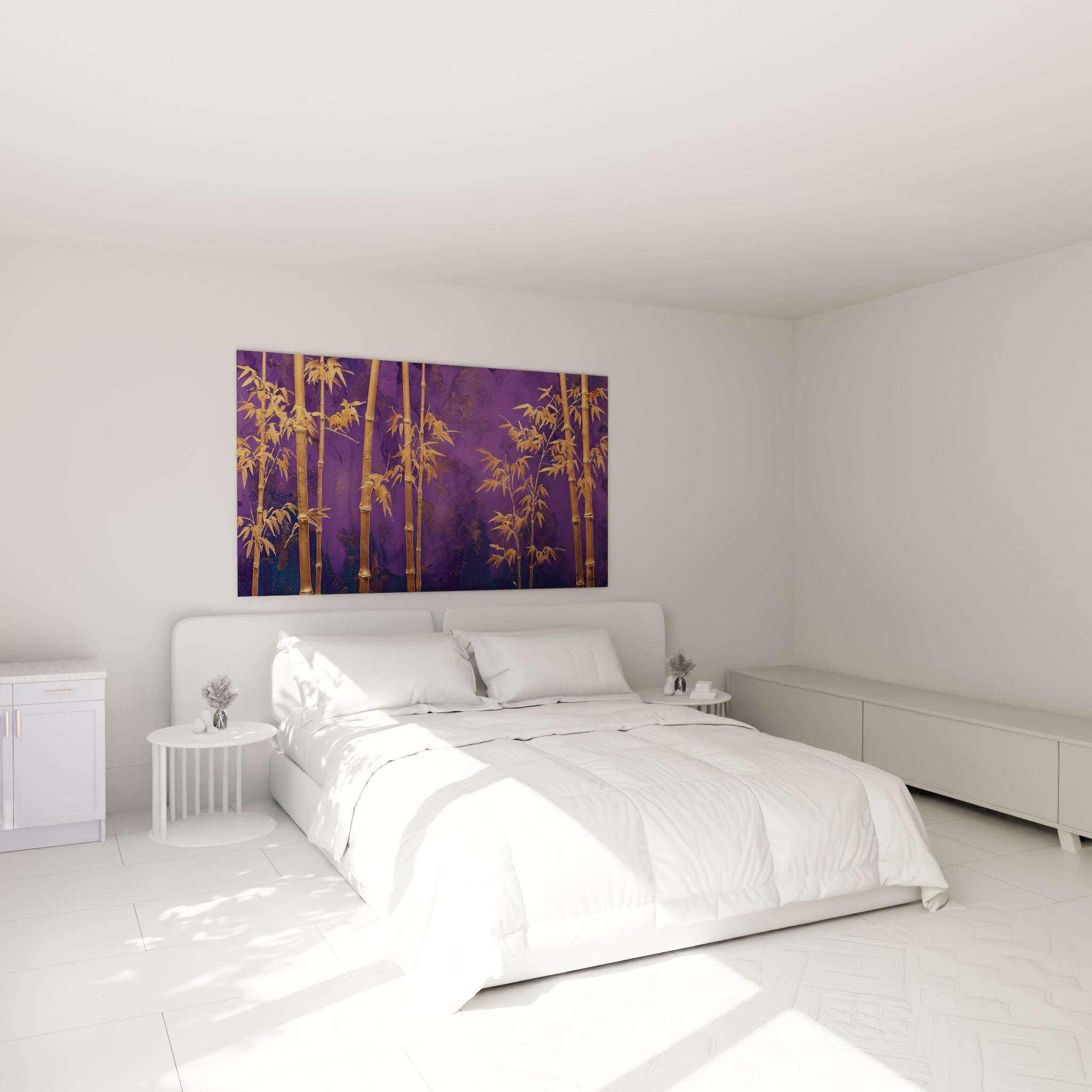 Bambou aux nuances dorées et violettes accroché au-dessus d'un lit dans une chambre claire
