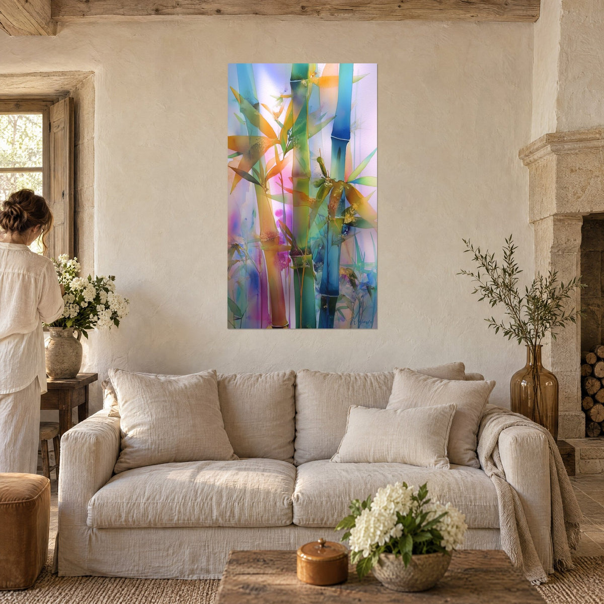 Gemälde Bambus Aquarell in translucidem Ocker und Blau, goldene Blätter, über einem Sofa in einem hellen Wohnzimmer