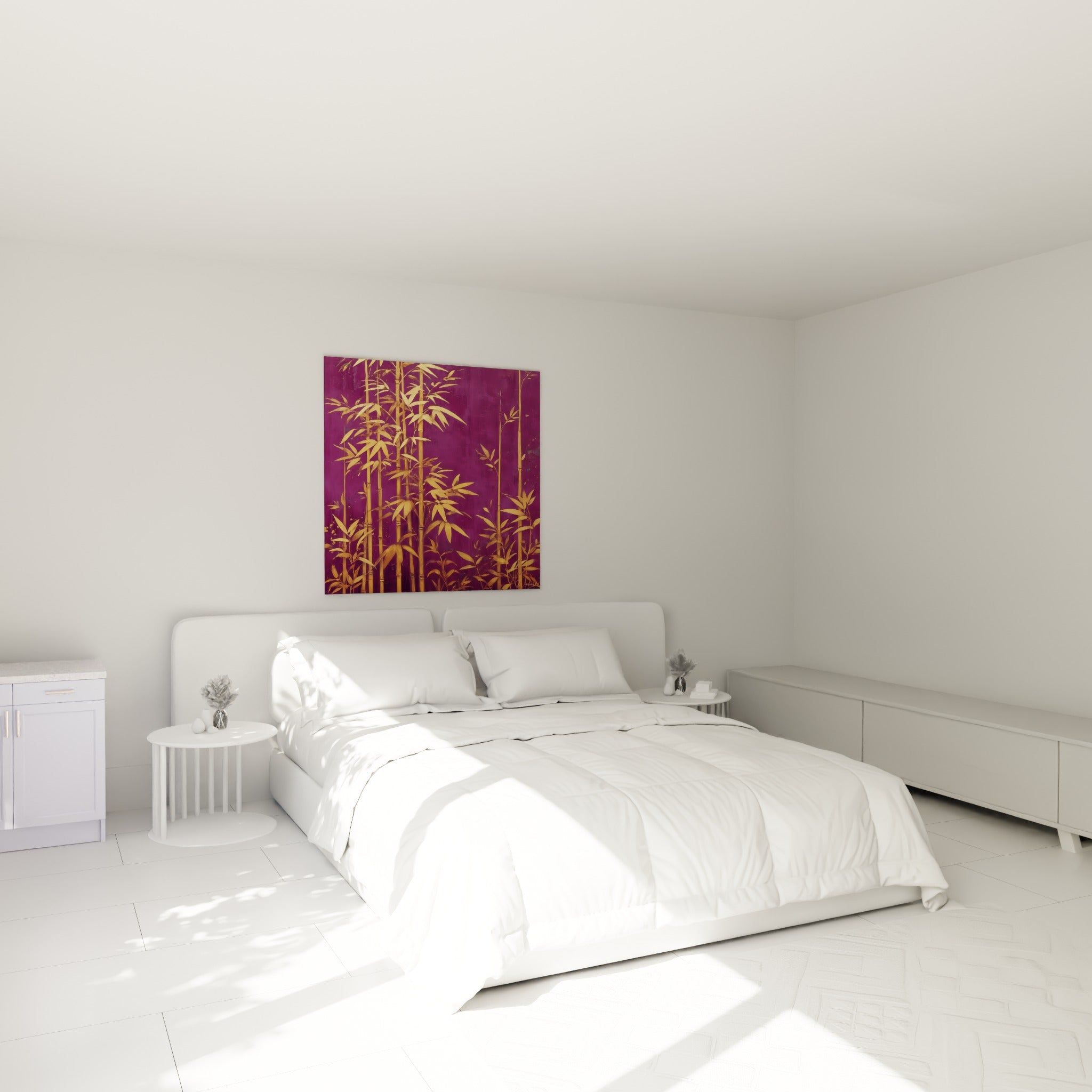 Tiges de bambou doré et fond violet aubergine, accrochées au-dessus d'un lit dans une chambre claire