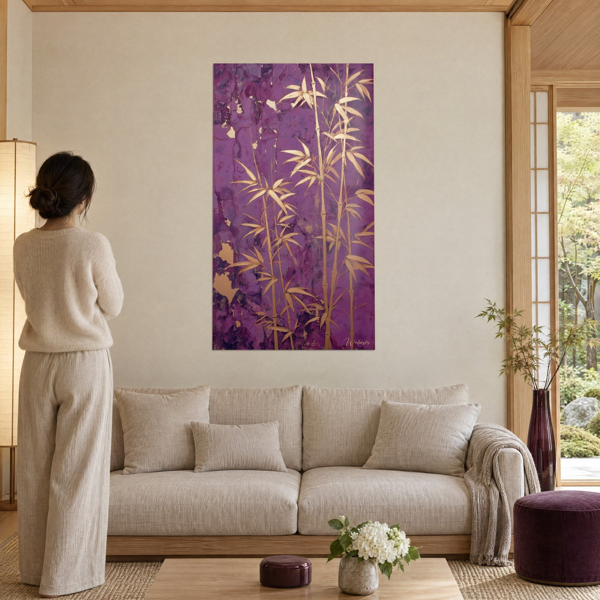 Quadro bambù dorato su viola squamato, una donna di spalle in primo piano, sopra un divano in un soggiorno luminoso