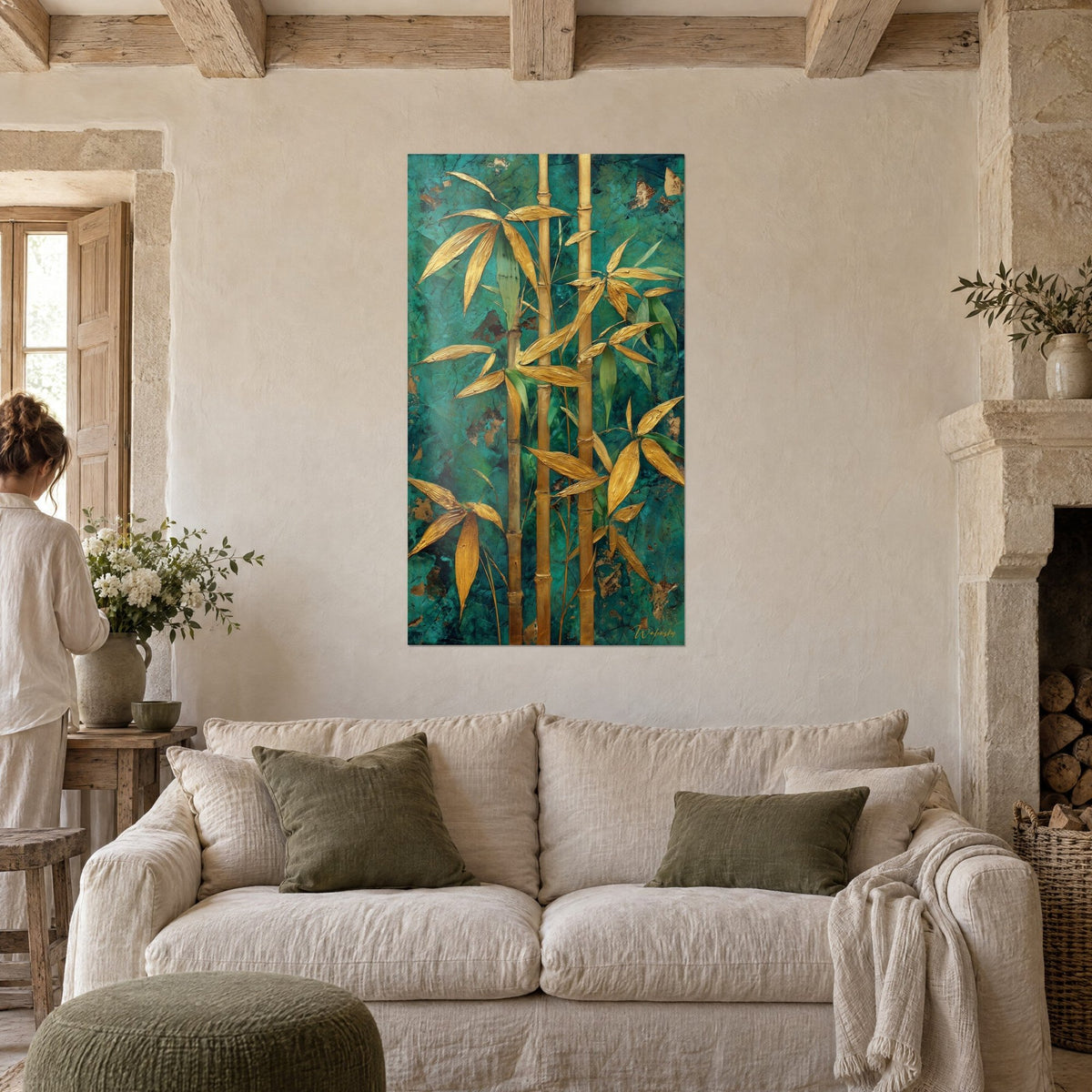 Tableau bambous aux feuilles d'or sur fond turquoise craquelé, tiges ocre, au-dessus d'un canapé dans un salon lumineux