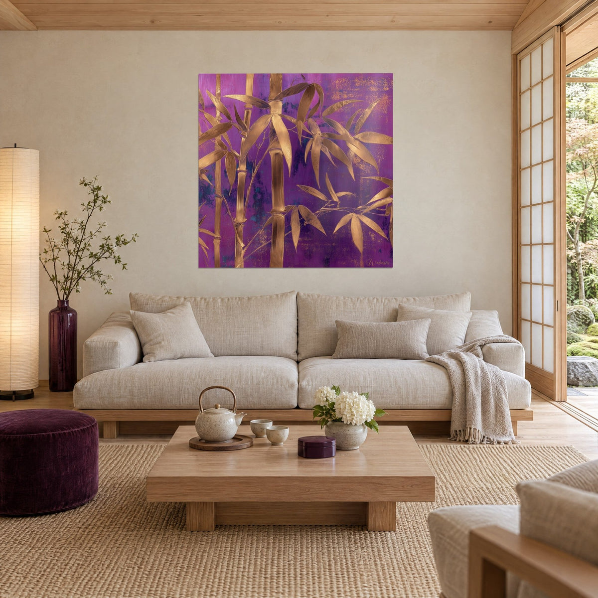 Quadro di bambù dorato con steli patinati su sfondo viola porpora, foglie ramate, sopra un divano in un soggiorno luminoso