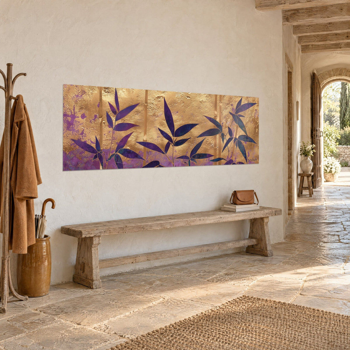 Tableau feuillage de bambou indigo sur or patiné, touches d'améthyste, accroché en vue de trois-quarts dans une entrée en pierre