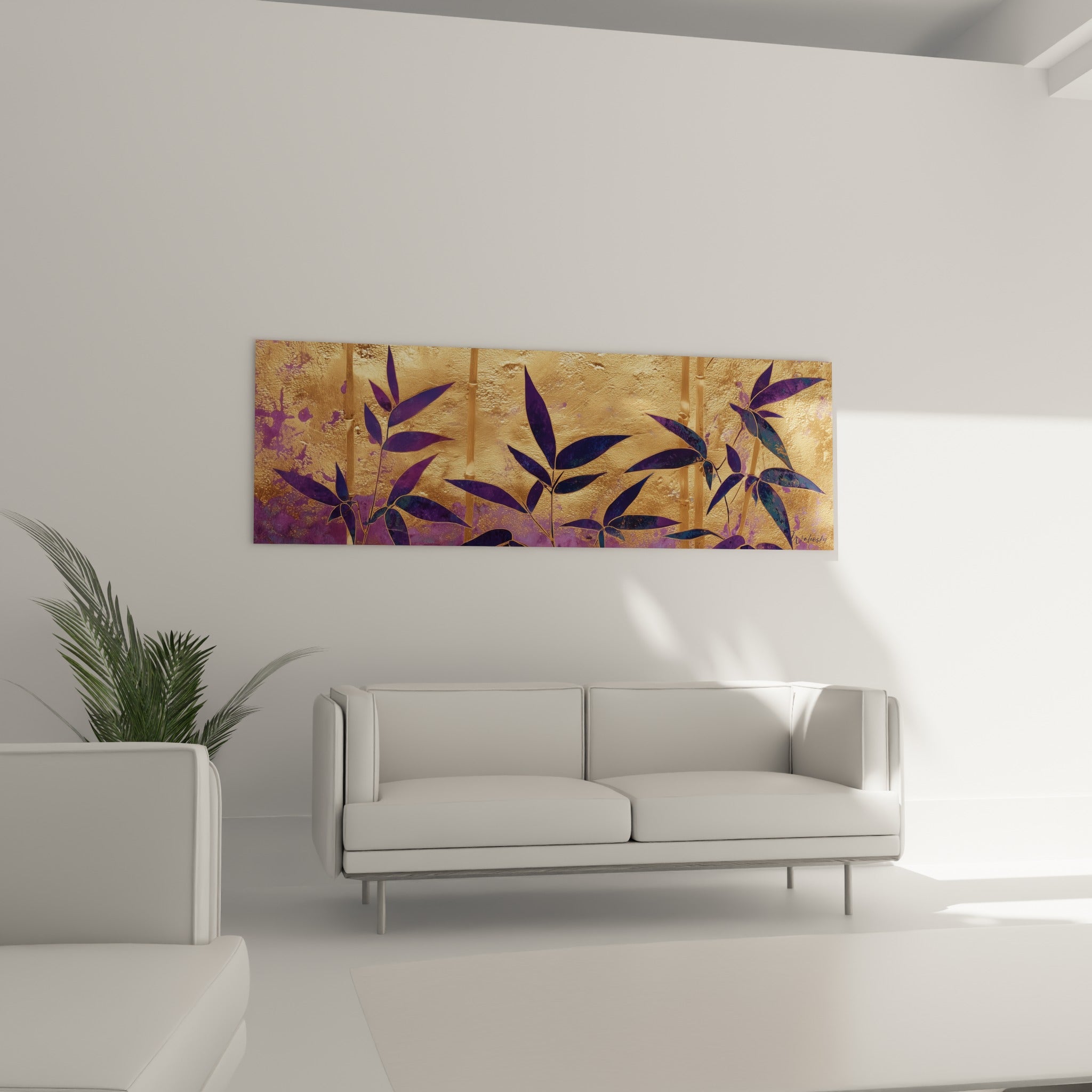 Tiges de bambou dorées et feuilles pourpres placées au-dessus d'un canapé dans un salon lumineux