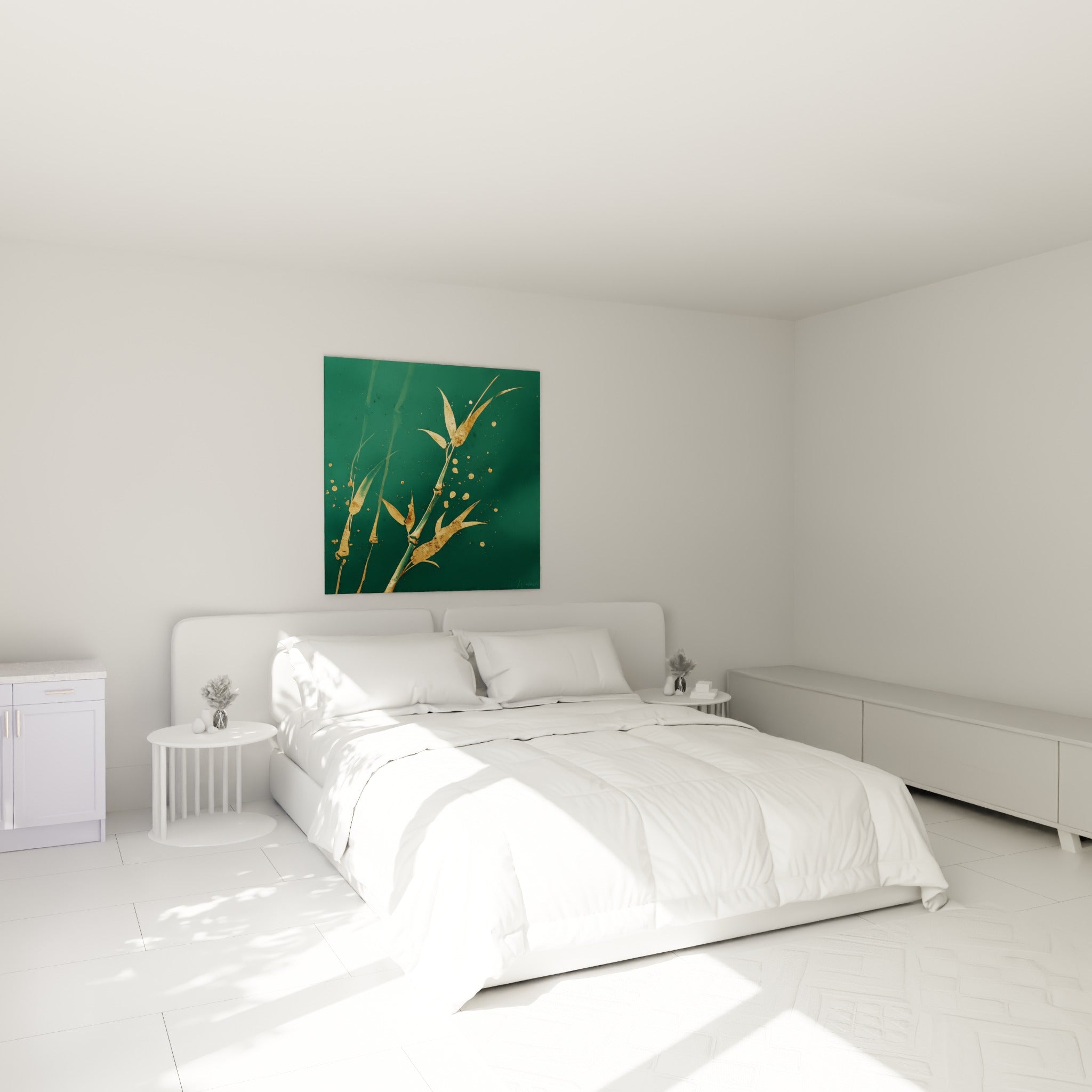 Tiges de bambou doré et vert émeraude au-dessus d'un lit dans une chambre claire