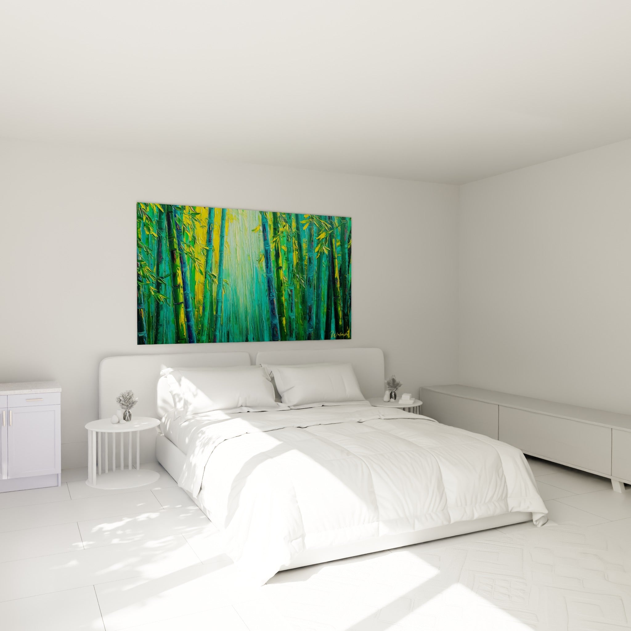 Bambous émeraude et jaunes traversés de lumière, accrochés au-dessus d'un lit dans une chambre claire