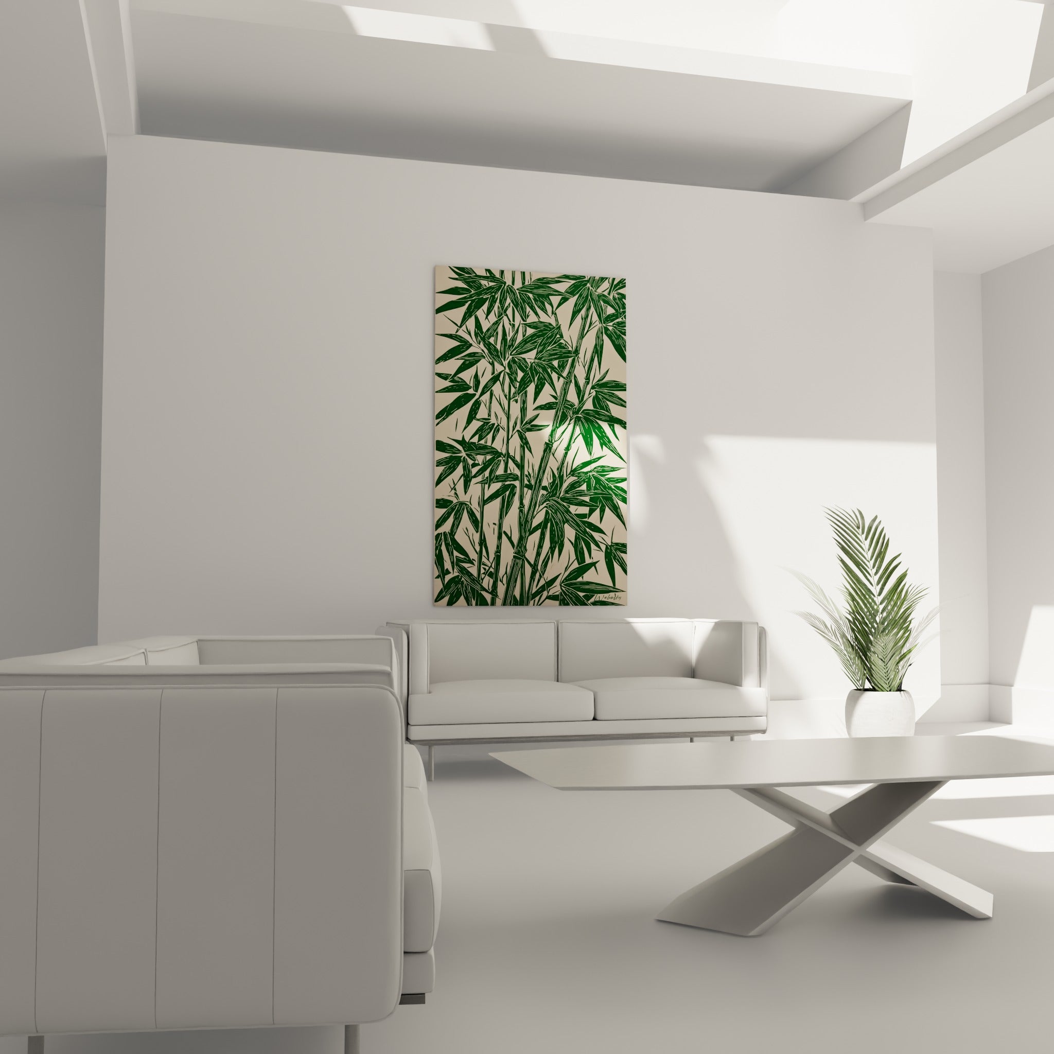 Bambou aux tiges vert profond sur fond crème, disposé au-dessus d'un canapé dans un salon lumineux
