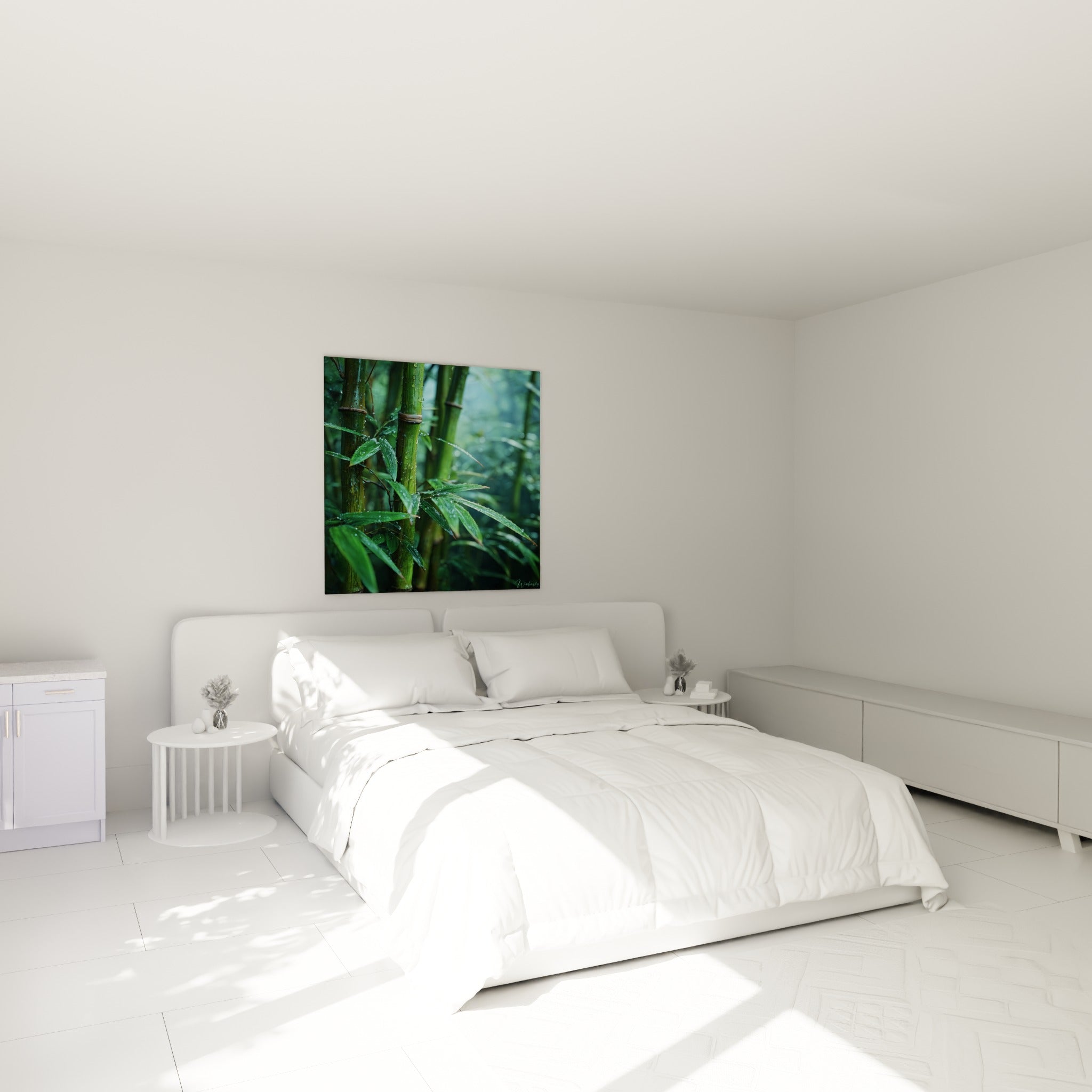 Bambou vert profond aux feuilles perlées de rosée, accroché au-dessus d'un lit dans une chambre claire