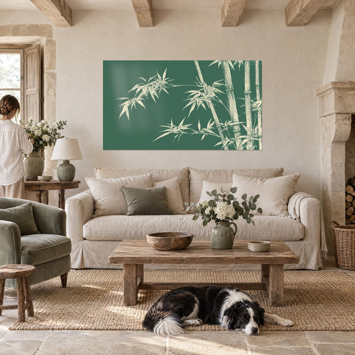 Tableau bambou gravé ivoire sur fond vert sapin, tiges dressées et feuilles fines, collie couché, au-dessus d'un canapé dans un salon lumineux