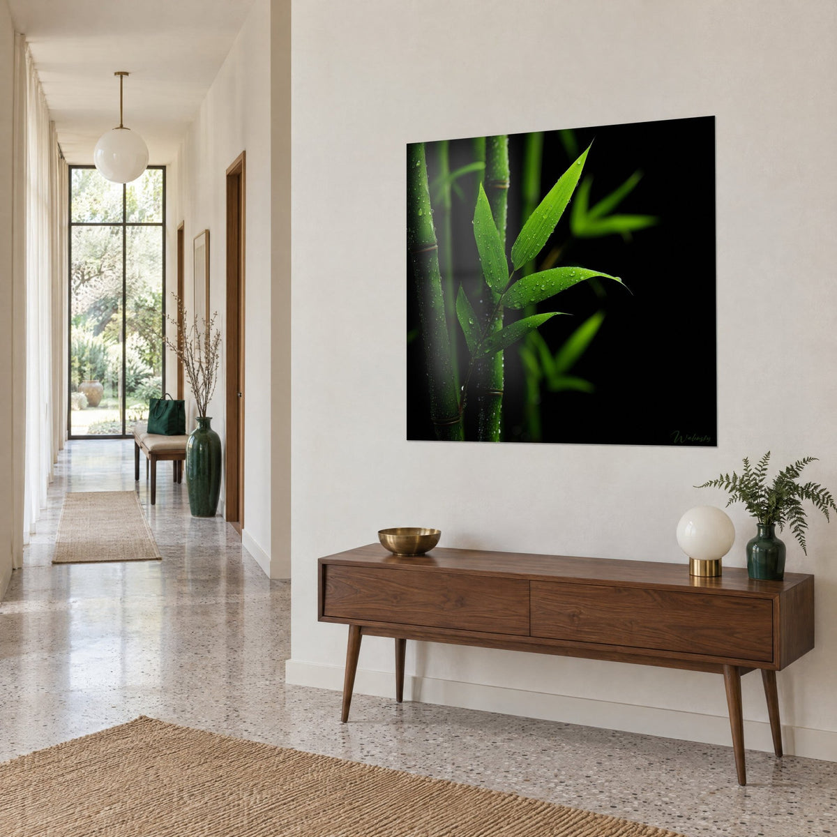 Quadro foglie lanceolate verde smeraldo e nero intenso, gocce perlate, appeso in un corridoio sopra una consolle