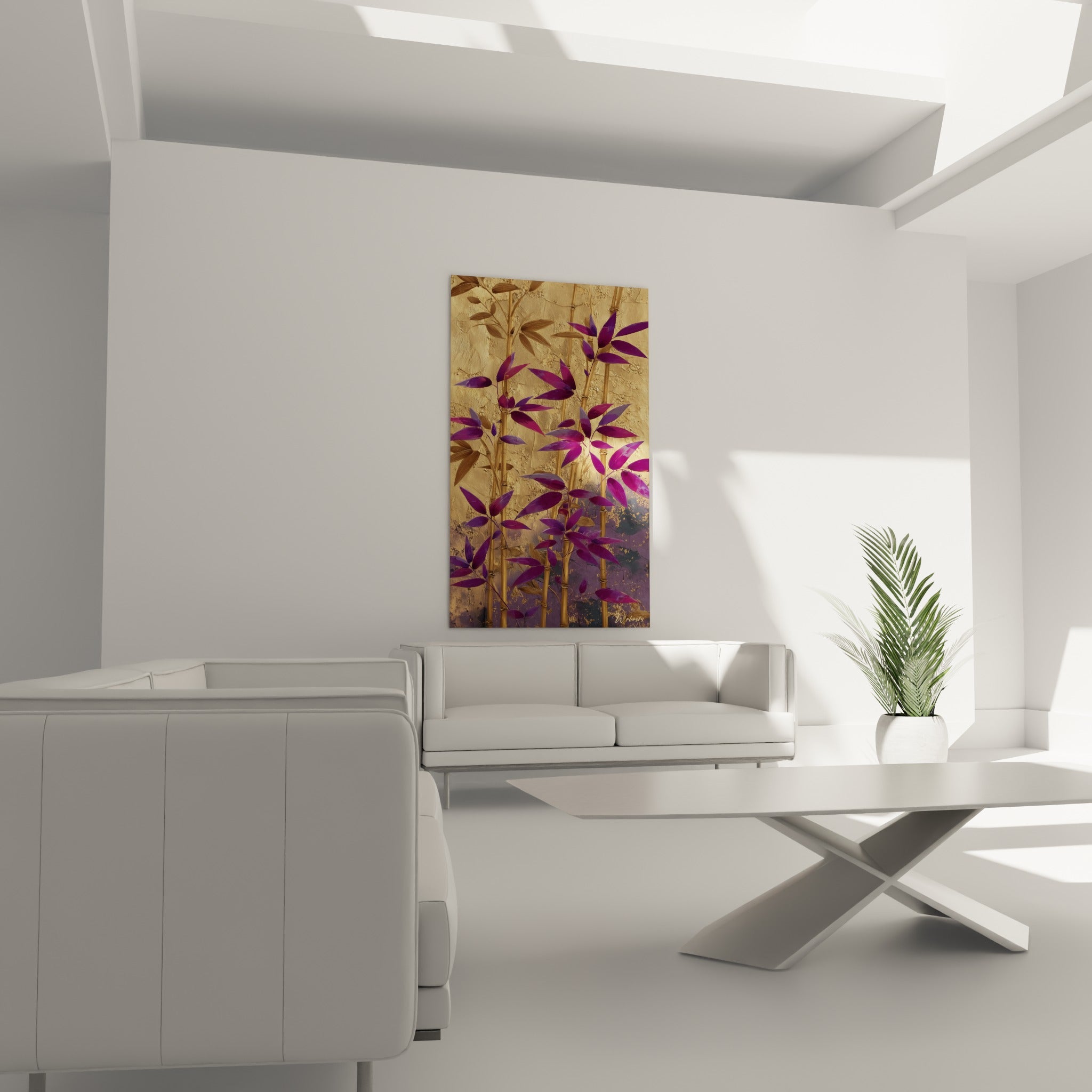 Tiges de bambou violet et or déployées au-dessus d'un canapé dans un salon lumineux