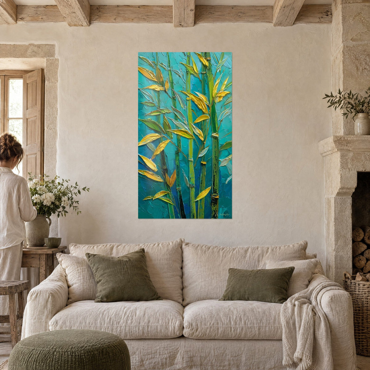 Schilderij van bamboe met groene stengels en reliëfachtige gouden bladeren op een turquoise achtergrond, boven een bank in een lichte woonkamer