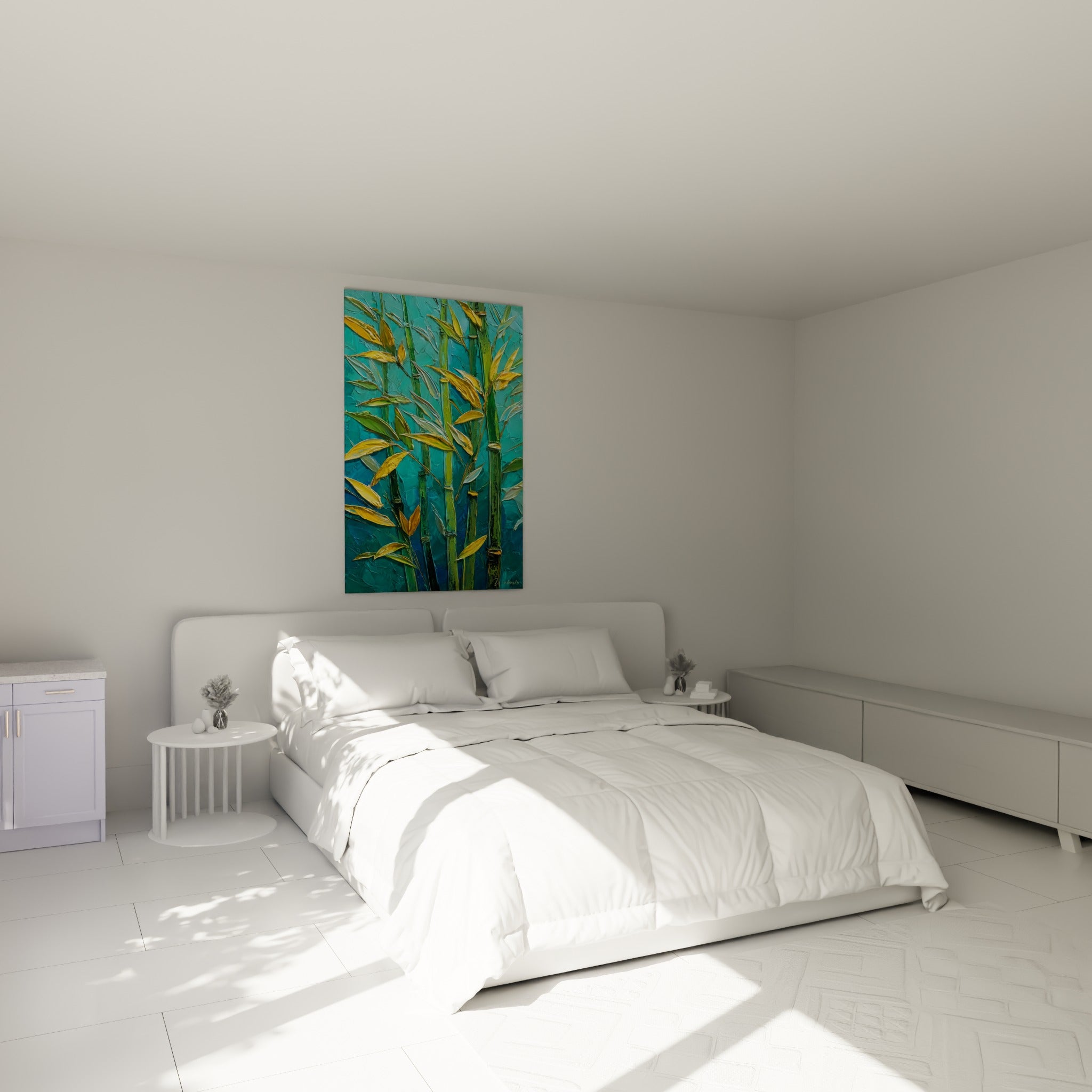 Tiges de bambou vert émeraude et feuilles dorées au-dessus d'un lit dans une chambre claire