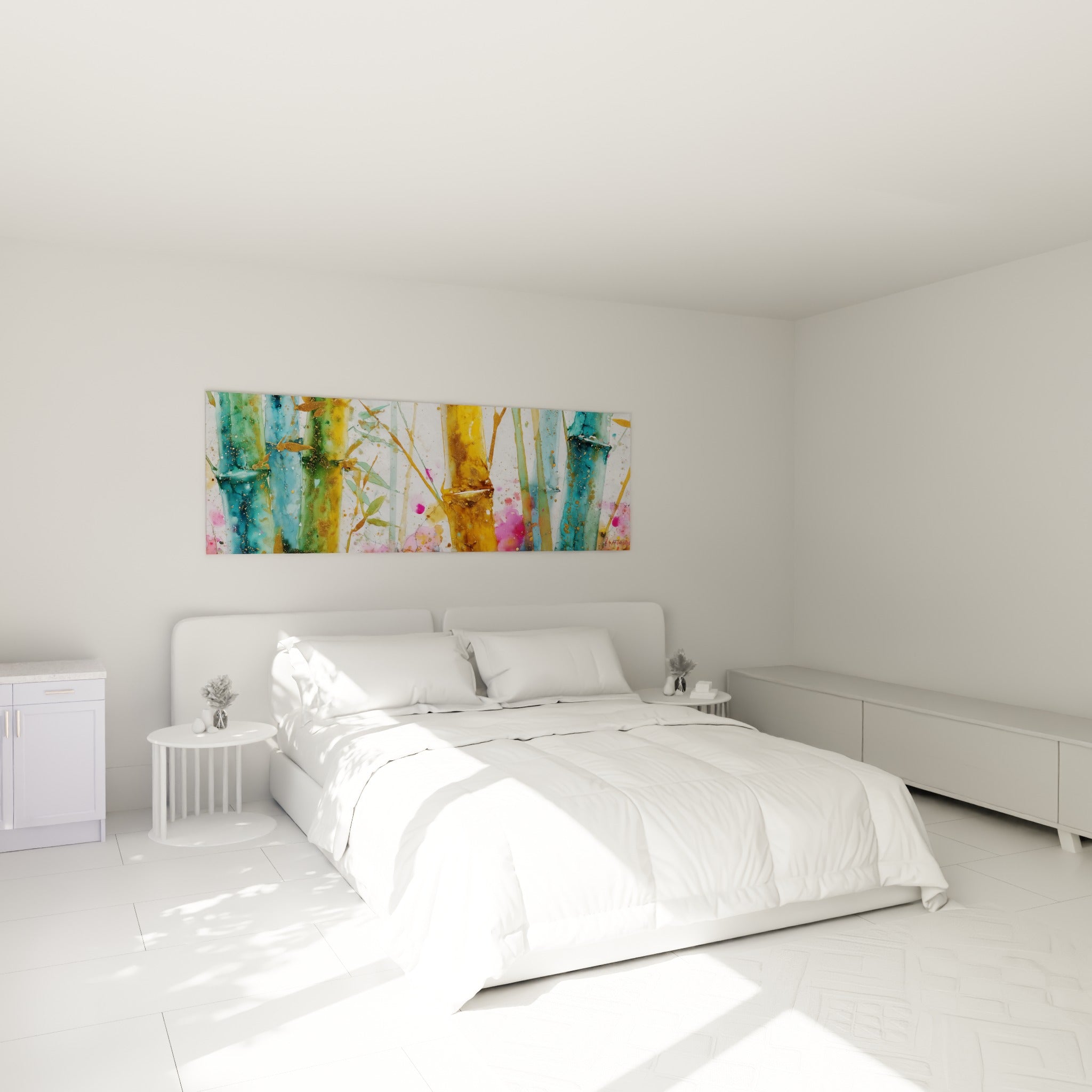 Tiges de bambou doré et vert émeraude, touches roses, au-dessus d'un lit dans une chambre claire