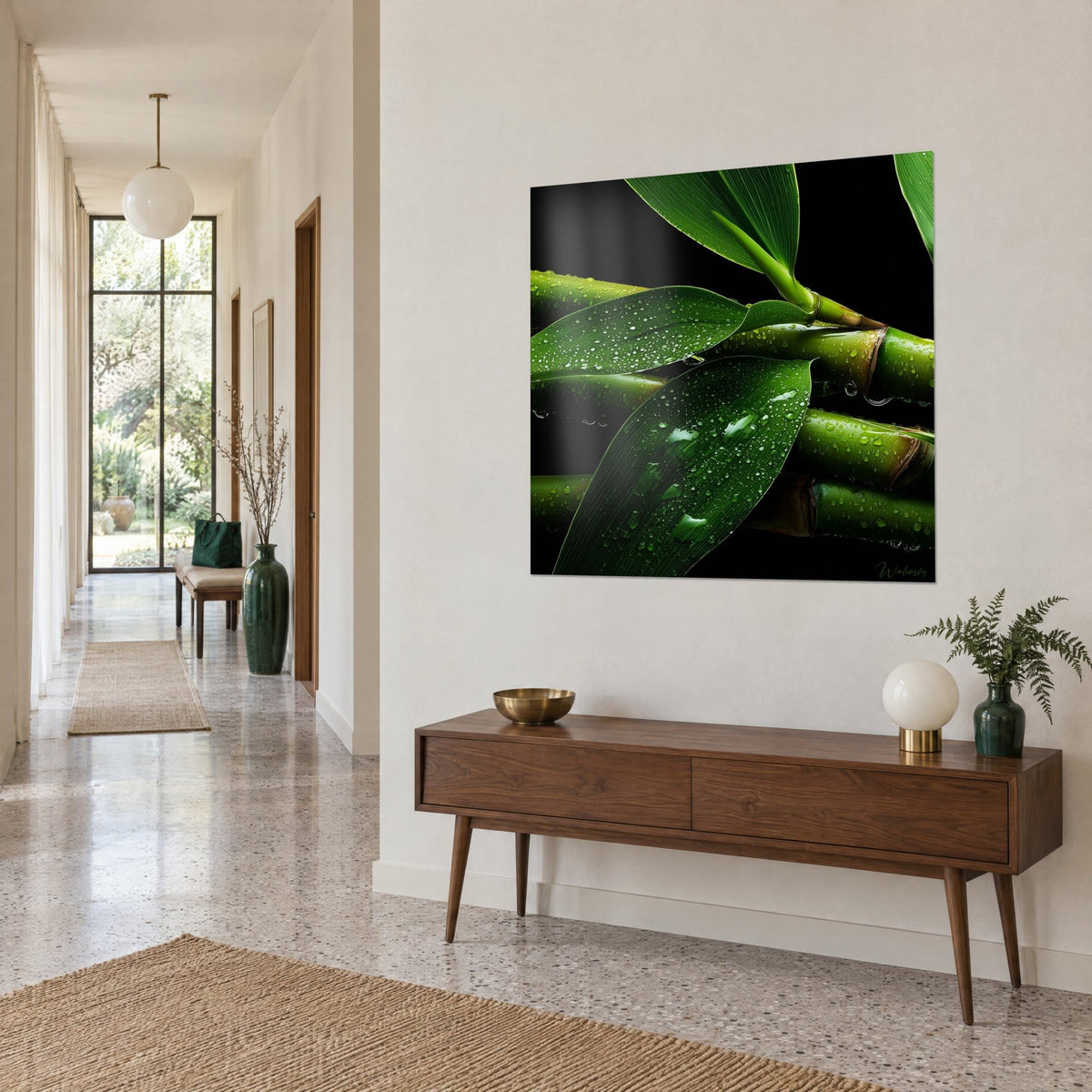 Quadro di foglie di bambù lucide coperte di gocce, verde smeraldo e nero profondo, in fondo a un corridoio