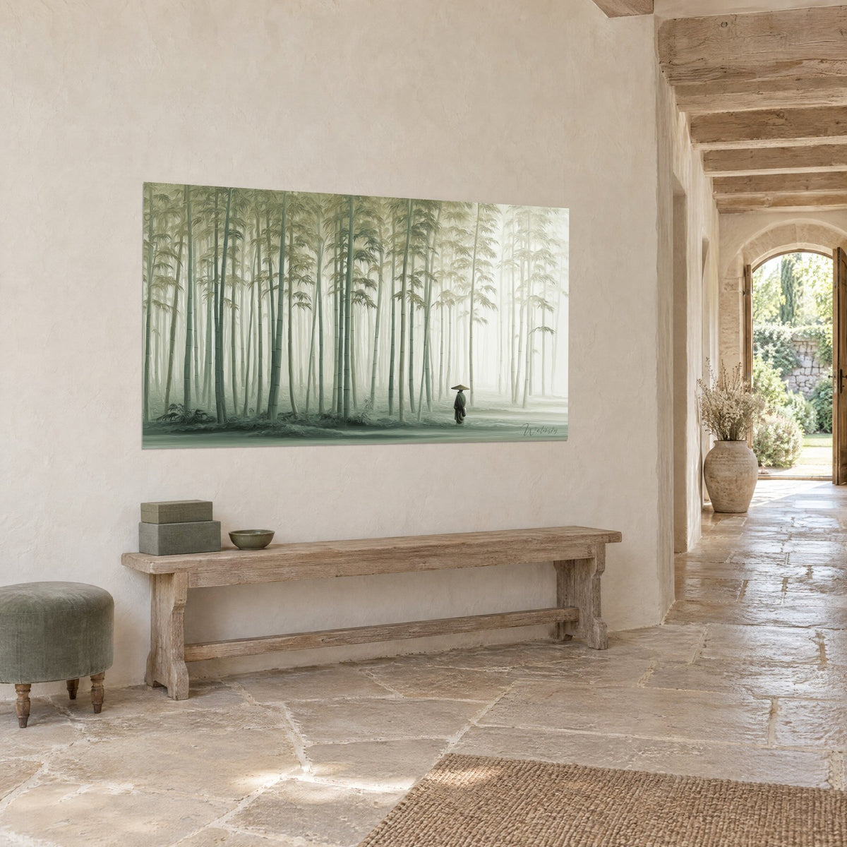 Quadro boschetto di bambù nella foschia, fusti slanciati verde-grigio e avorio, vista di tre quarti, panchina di legno, casa in pietra