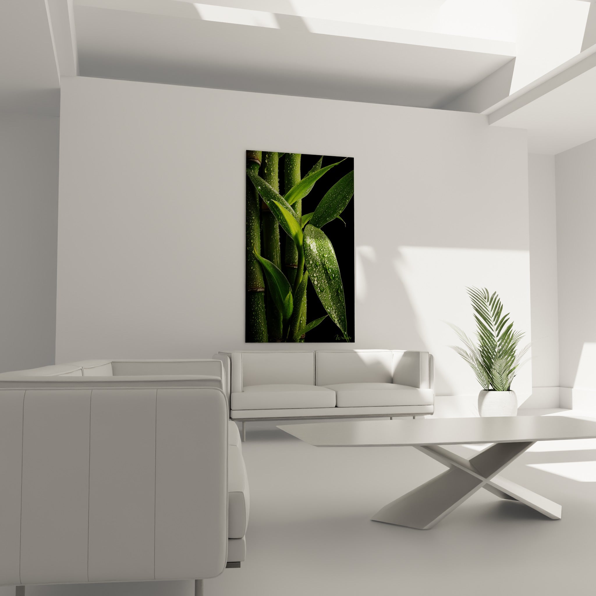 Tiges de bambou couvertes de rosée dans un camaïeu de vert accrochées au-dessus d'un canapé dans un salon lumineux