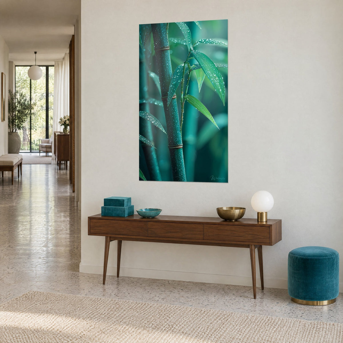 Quadro di canna color smeraldo con nodi marroni in rilievo e foglie punteggiate di rugiada, su una parete beige accanto a una console in legno