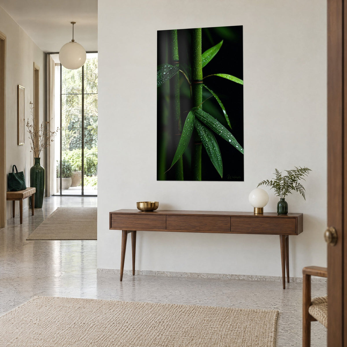 Tableau feuilles de bambou ruisselantes, vert émeraude et noir profond, au mur d'une entrée devant une console en bois