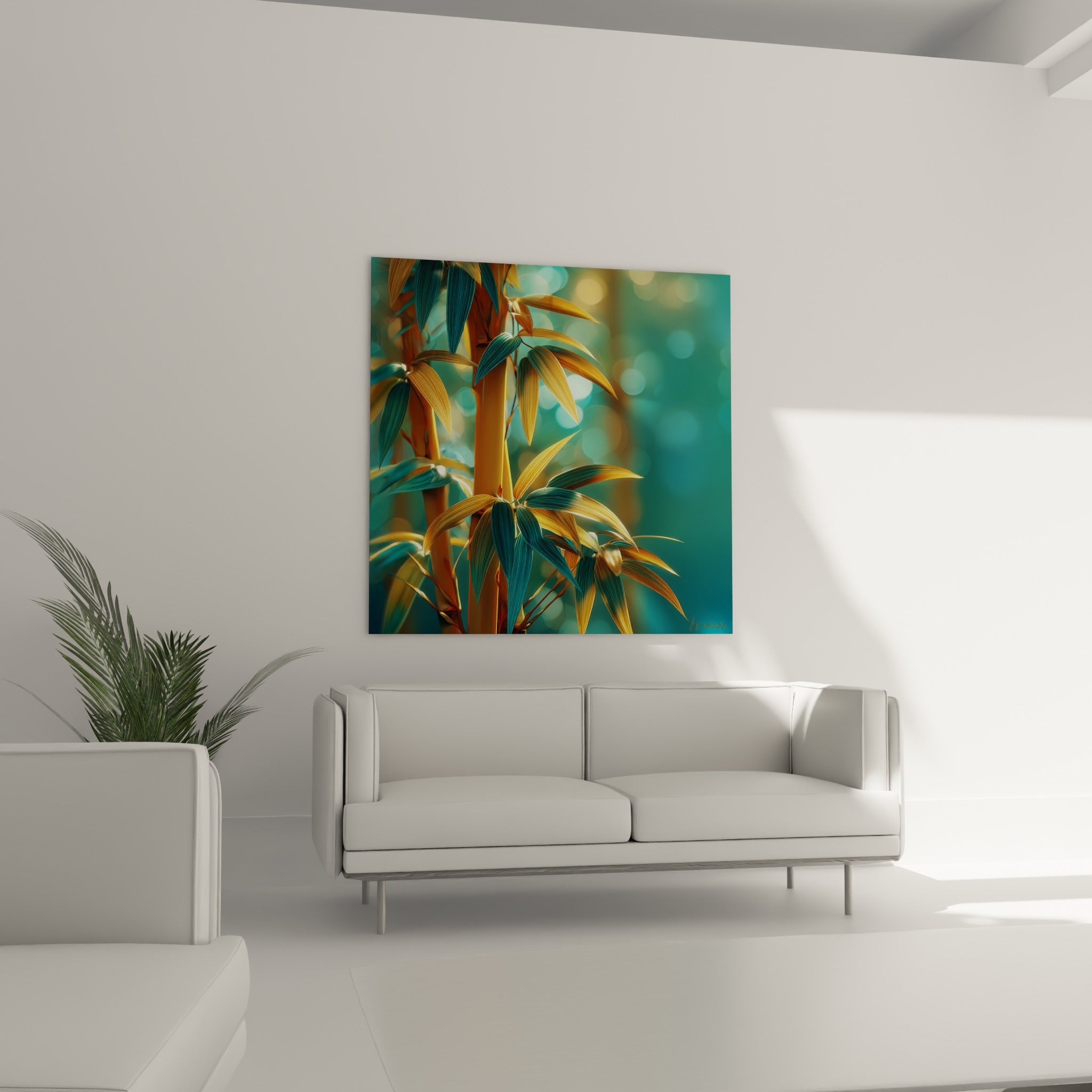 Tiges de bambou dorées et reflets turquoise placées au-dessus d'un canapé dans un salon lumineux