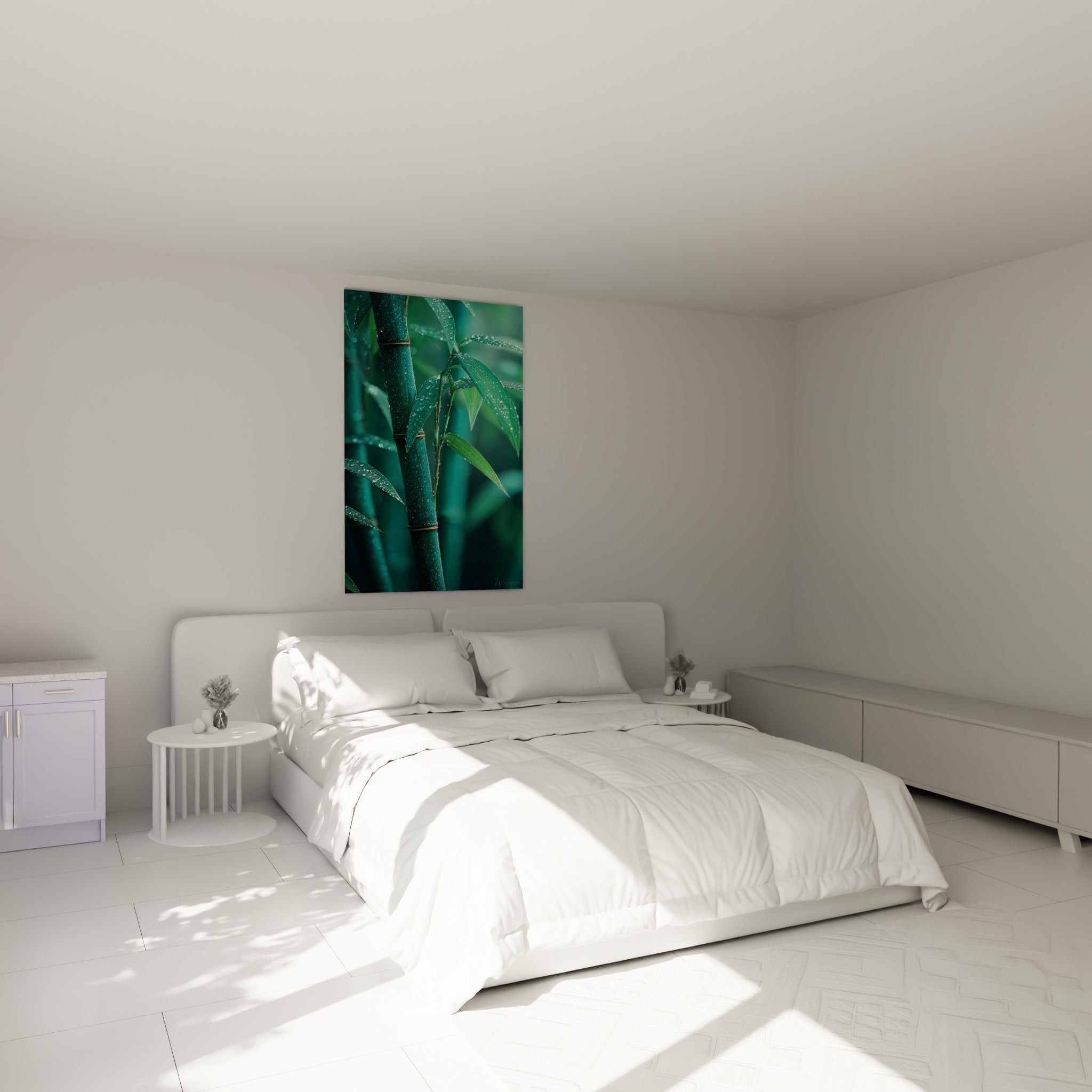 Tiges de bambou vert et turquoise perlées de rosée, accrochées au-dessus d'un lit dans une chambre claire