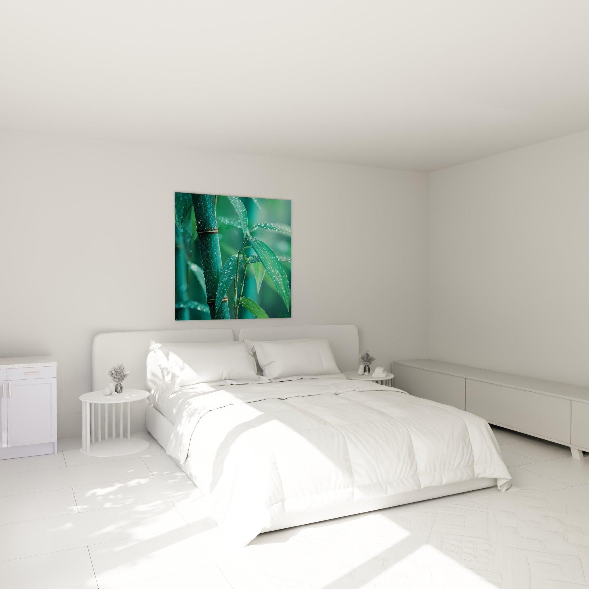 Feuilles de bambou turquoise perlées de rosée, accrochées au-dessus d'un lit dans une chambre claire